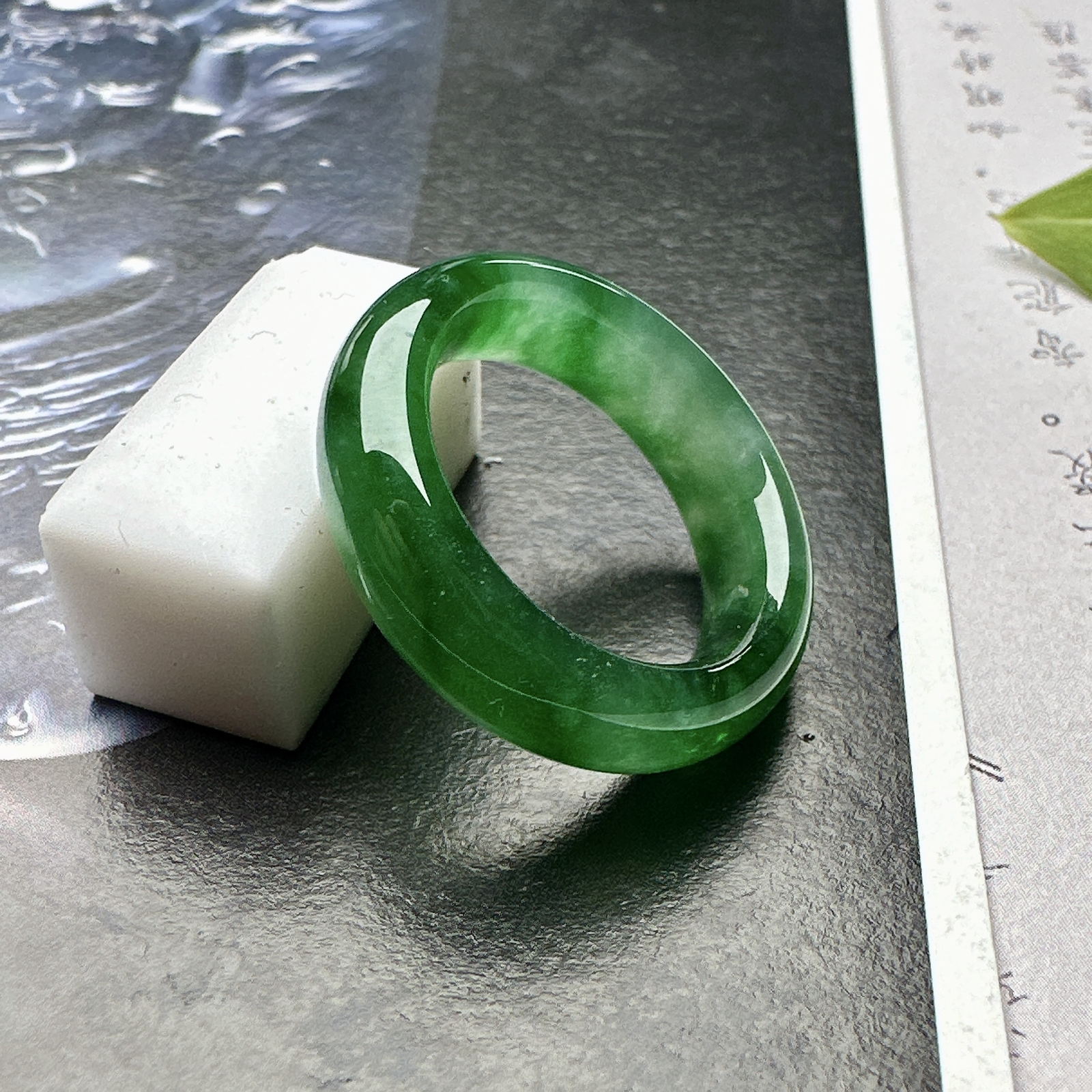 【冰种满绿戒圈】难得的冰润度，难得的好颜色，韵味十足，古色古香。也可吊坠佩戴