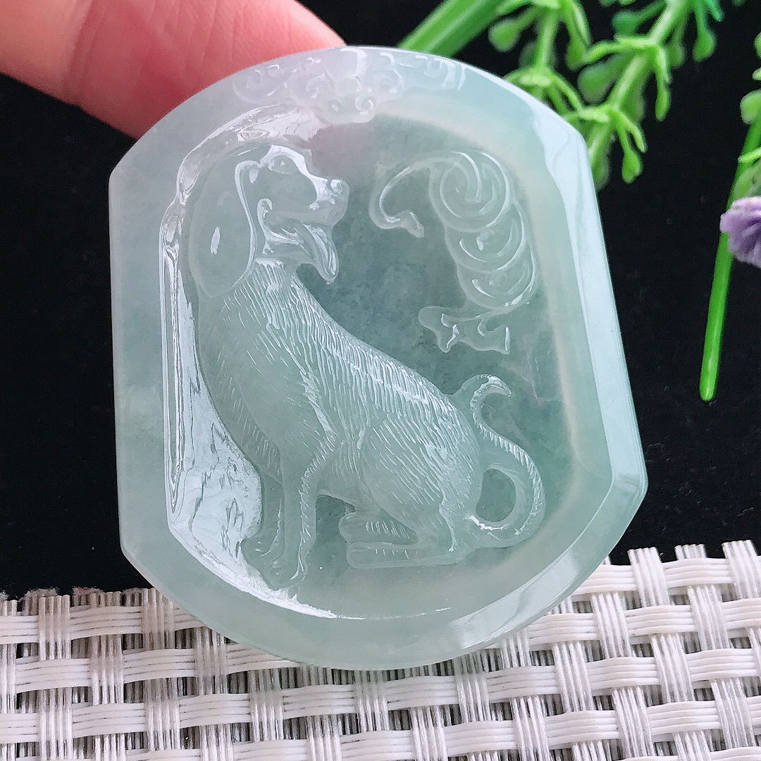 实拍A货翡翠50.3/42.9/5.5老坑冰透起胶冰晴绿旺财生肖狗吊坠翡翠玉挂件