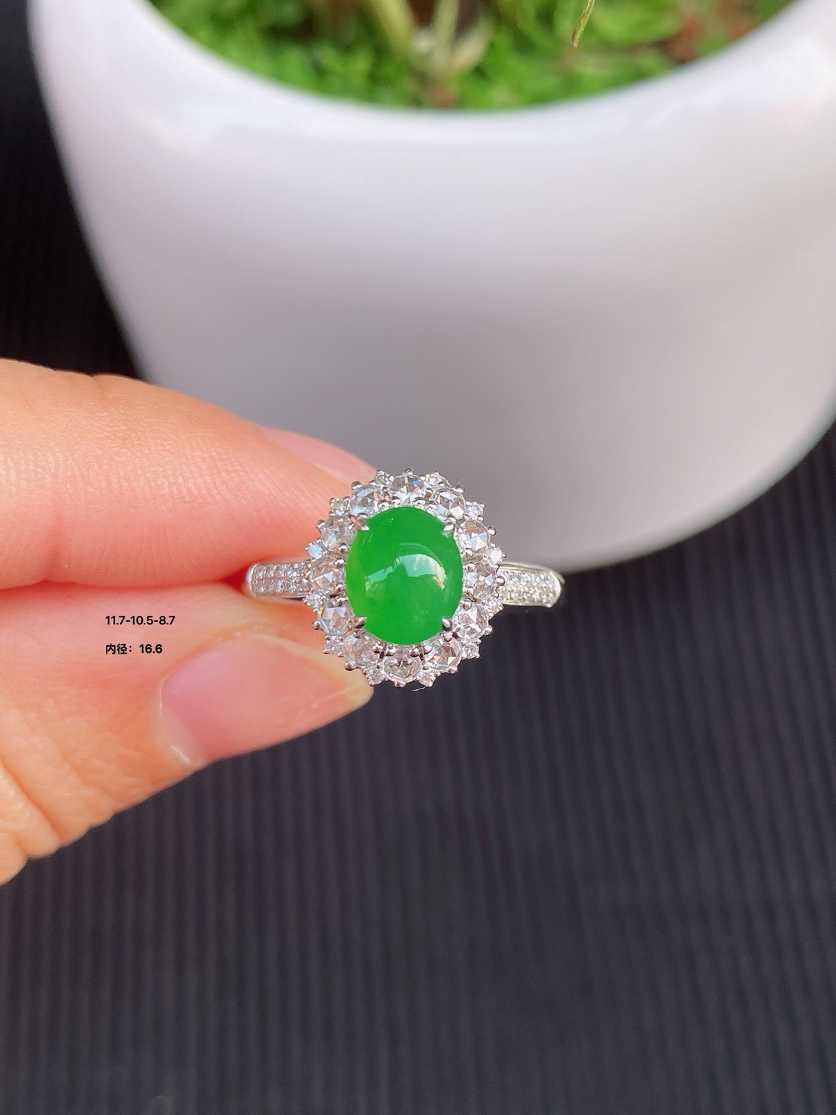 冰绿蛋面，冰种质地，色泽浓郁鲜亮，光感通透
蛋面饱满圆润，约18K金戒托设计精致
实物更美～