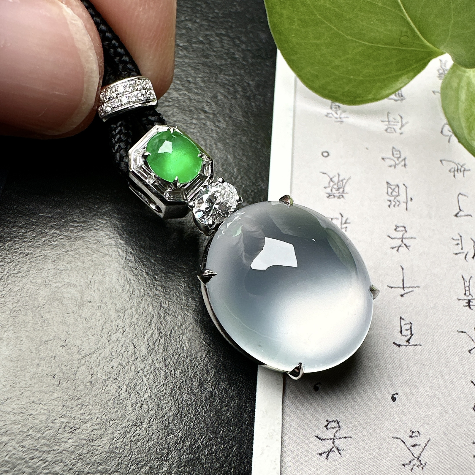 【玻璃蛋面吊坠】质地细腻清爽，玻璃色泽，荧光感强烈，18K金钻镶嵌，裸石尺寸16.7*15*7毫米