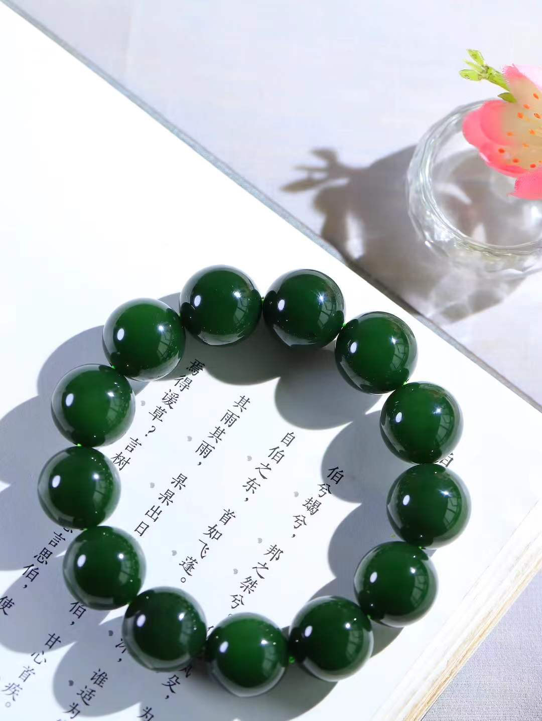 【珠圆玉润.手串】

收藏级臻品️和田玉碧玉珠圆玉润手串 玉质温润细腻  整串打磨圆润，佩戴舒适。珠珠落玉盘，间关莺语花底滑，一生美好时光，无论身在何处，都有它相伴相守。事事顺遂，幸福美满，吉祥如意。重103.6克 尺寸取一17mm FDT-1640813