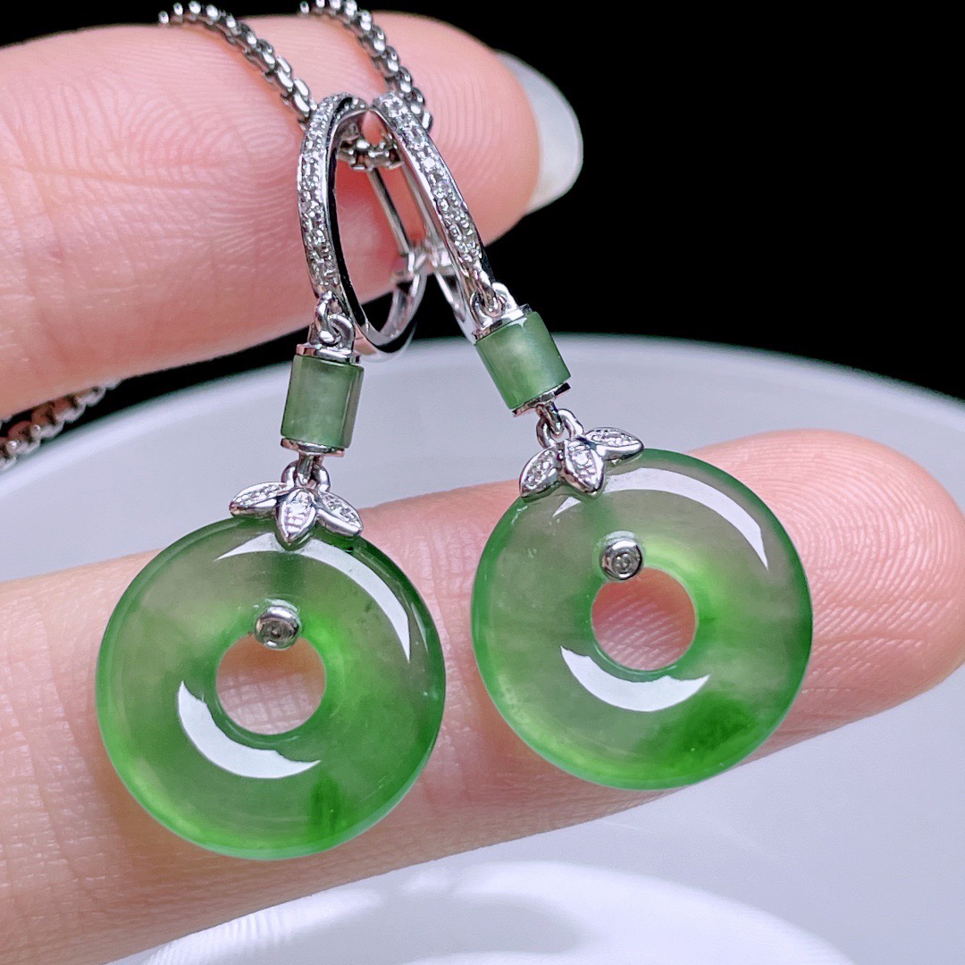 ️ 冰绿甜甜圈耳坠 
色泽浓郁，种老水润，18k金镶嵌
整体：32
裸石：13.4/2.7