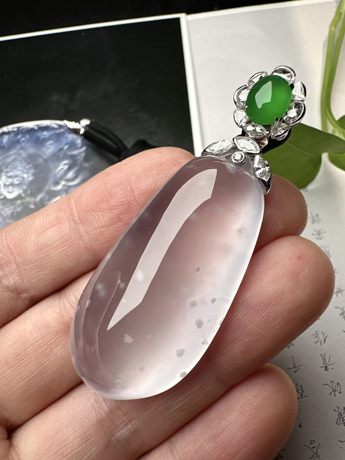 【玻璃种福瓜吊坠】雪花棉老料，种水上乘，晶莹剔透，纯净通透，莹光感很强。收藏品质，18k金钻镶嵌，裸石尺寸46*22.5*10.8毫米