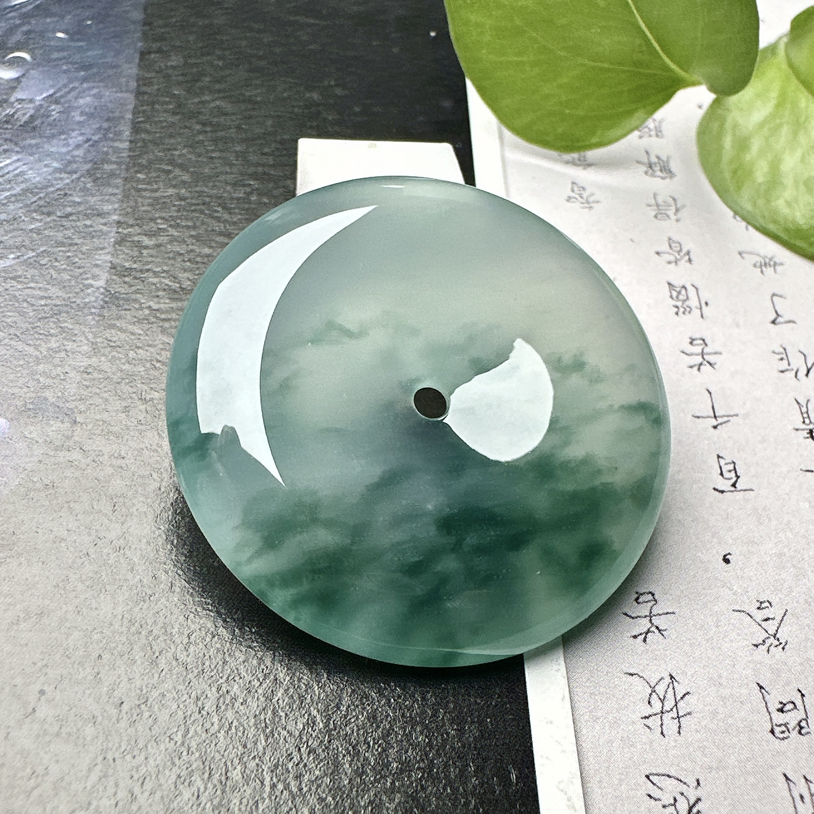 【冰种飘花平安扣】质地非常细腻干净，冰润十足，种老冰透，收藏品质