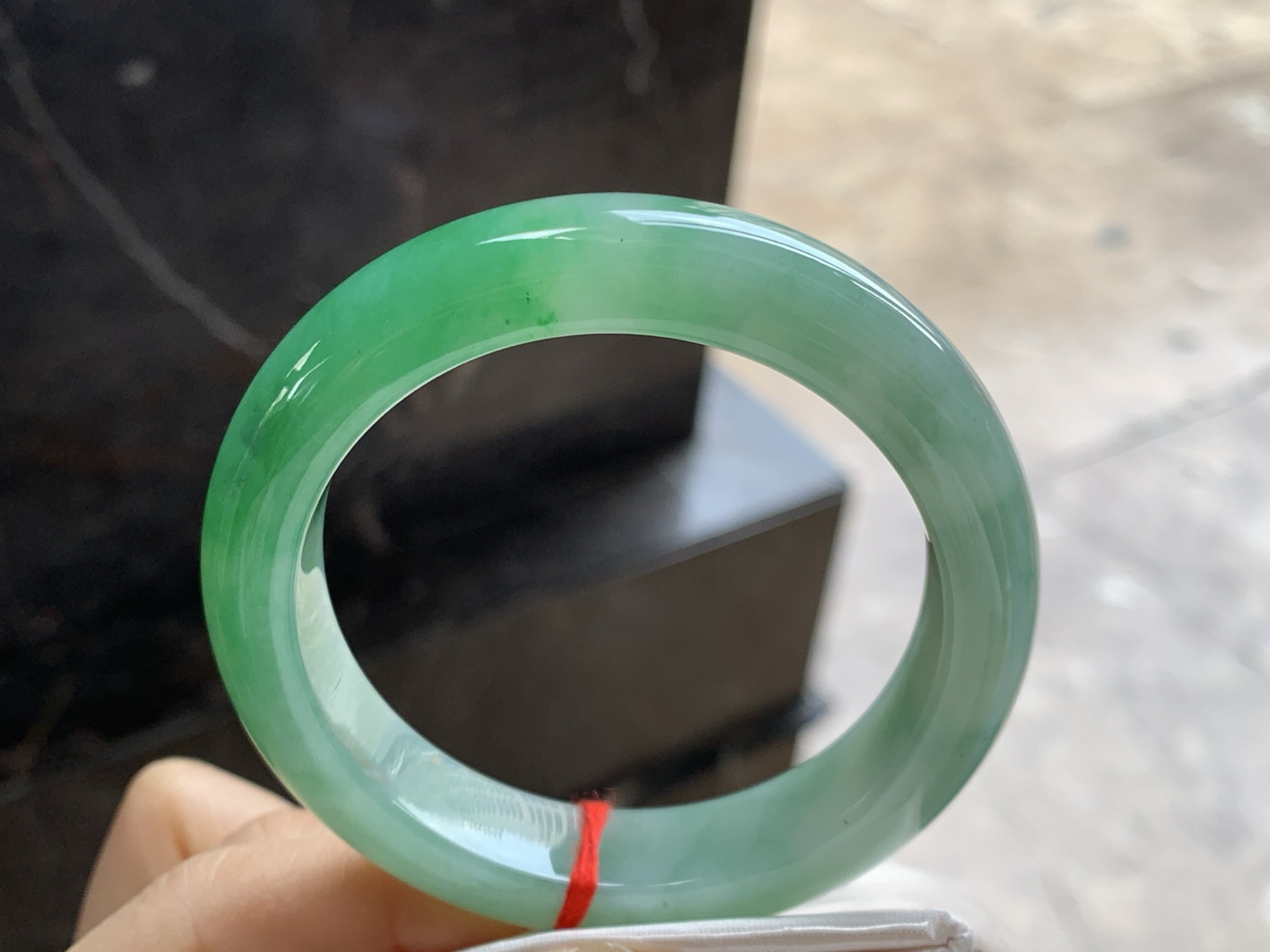 辣绿色手镯
尺寸：54.2-12.5-9.3mm
绿色浓郁大气 上手好看