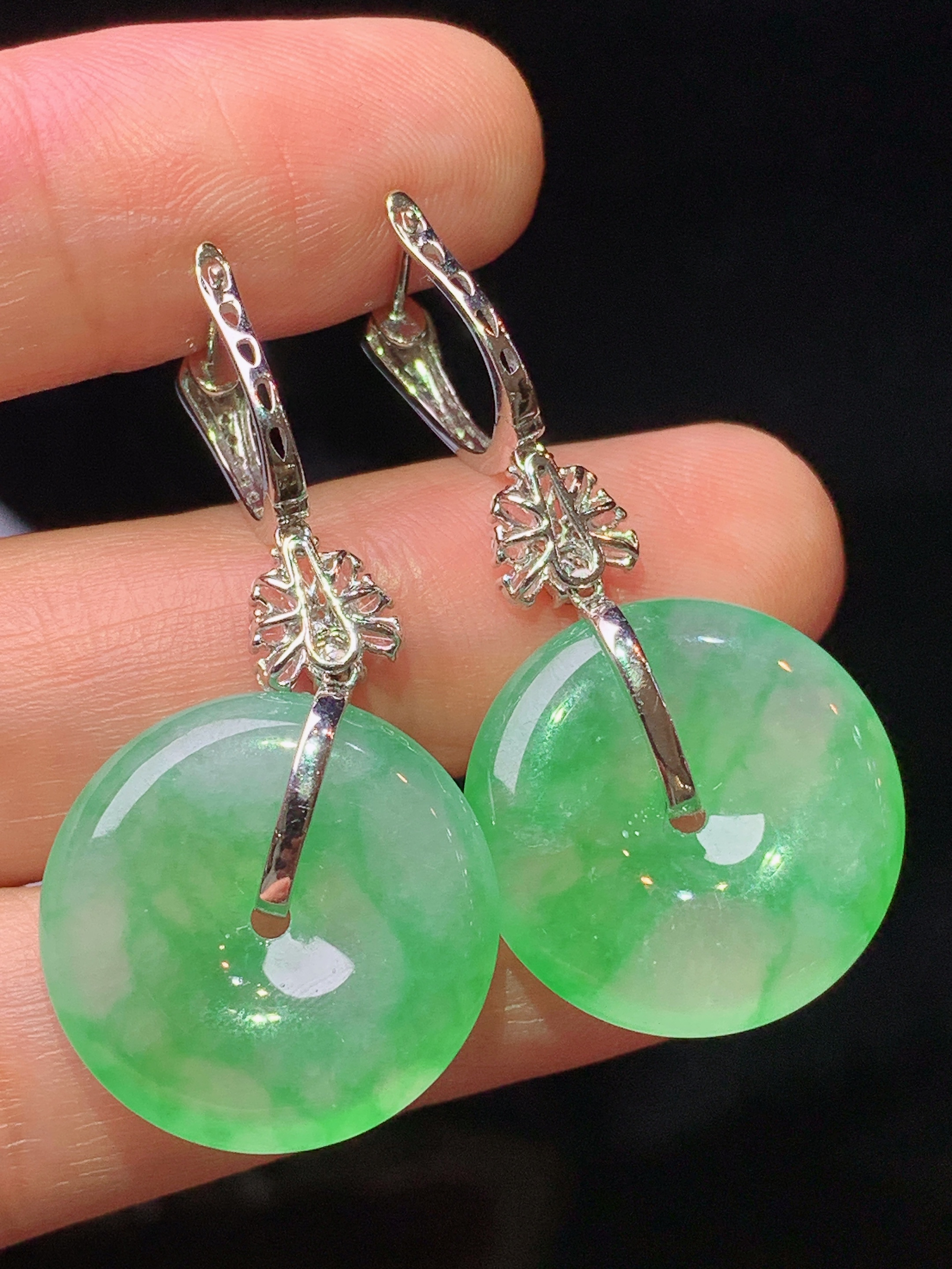 18k金钻镶嵌翠绿平安扣耳坠 玉质细腻 色泽艳丽清新 水润亮眼 整体尺寸38*19*4.2c5