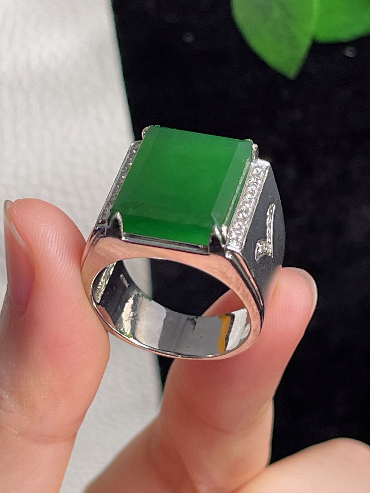 18k金翡翠冰糯种满绿男士戒指