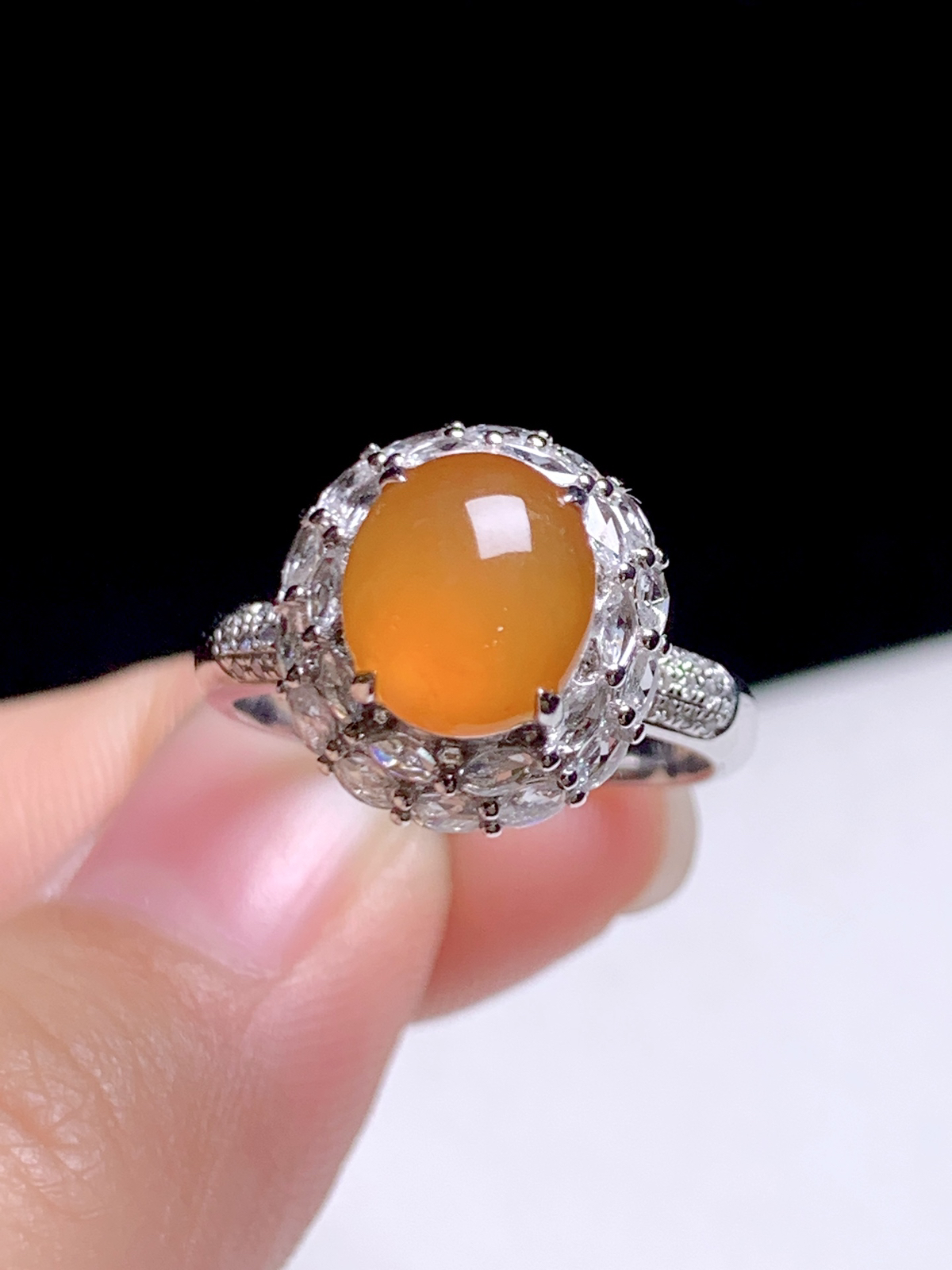 冰黄翡蛋面戒指
18k金钻镶嵌