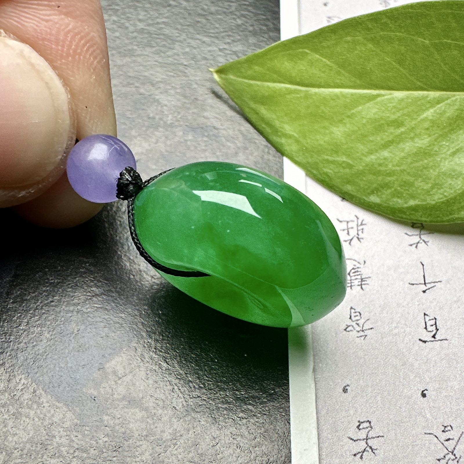 【冰种满绿平安扣】面包扣，很厚装，质地非常细腻，冰润十足，种老冰透，收藏品质。