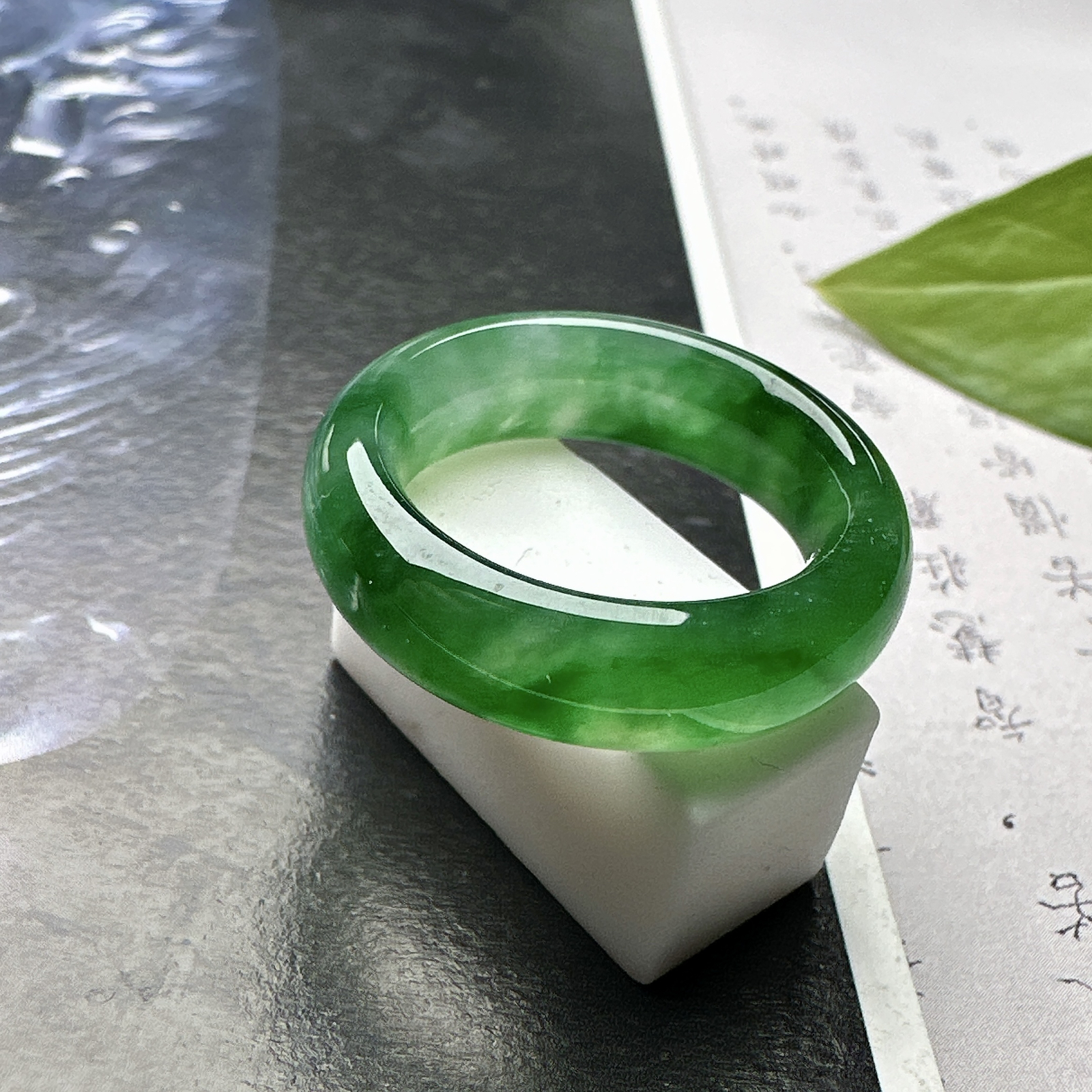 【冰种满绿戒圈】难得的冰润度，难得的好颜色，韵味十足，古色古香。也可吊坠佩戴