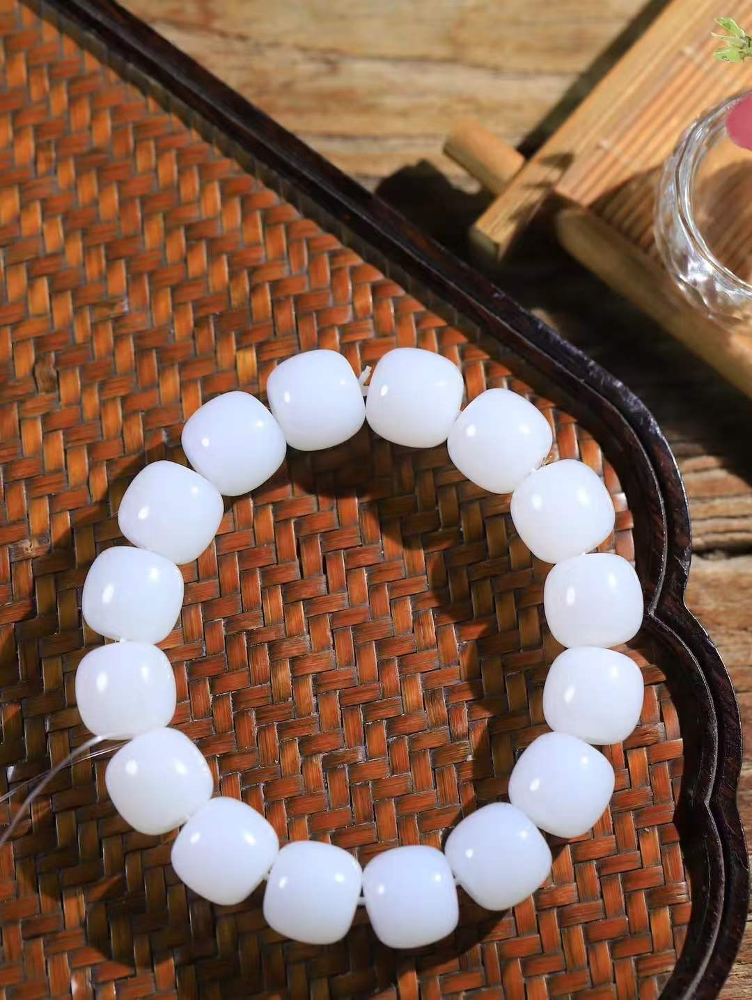 （老型珠.手串）

货头精选  和田玉白玉老型珠手串，玉质细腻油润 饱满光滑 质朴无华，悠远简单，人心境界远，百世修炼深，心灵常驻善意持，觉悟人生百世修  重75.2克    尺寸取一12.9-14mm    1040868T