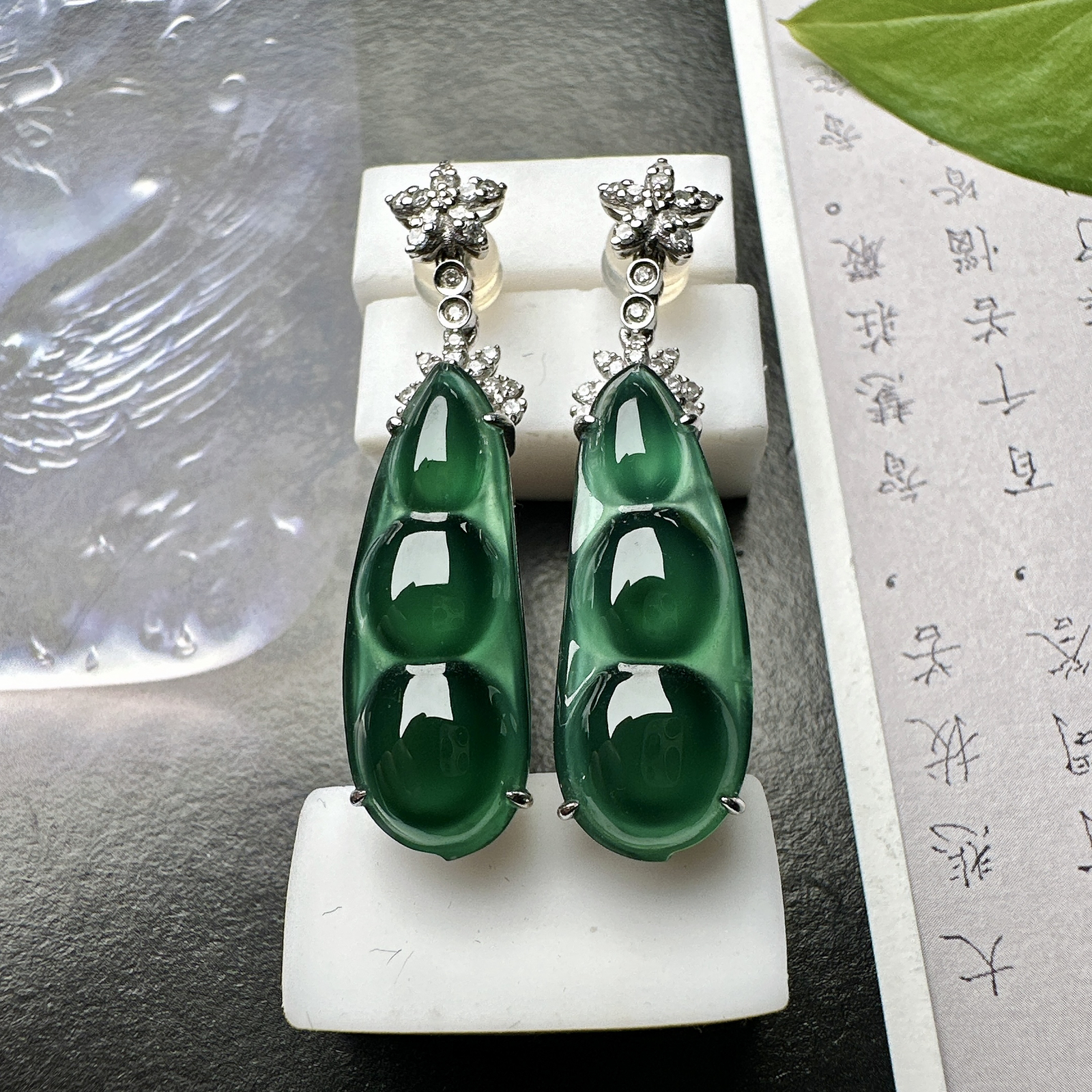 【冰种老蓝水福豆耳坠】种水上乘，纯净通透，收藏品质，18k金钻豪华镶嵌，裸石尺寸24*9*3.6毫米