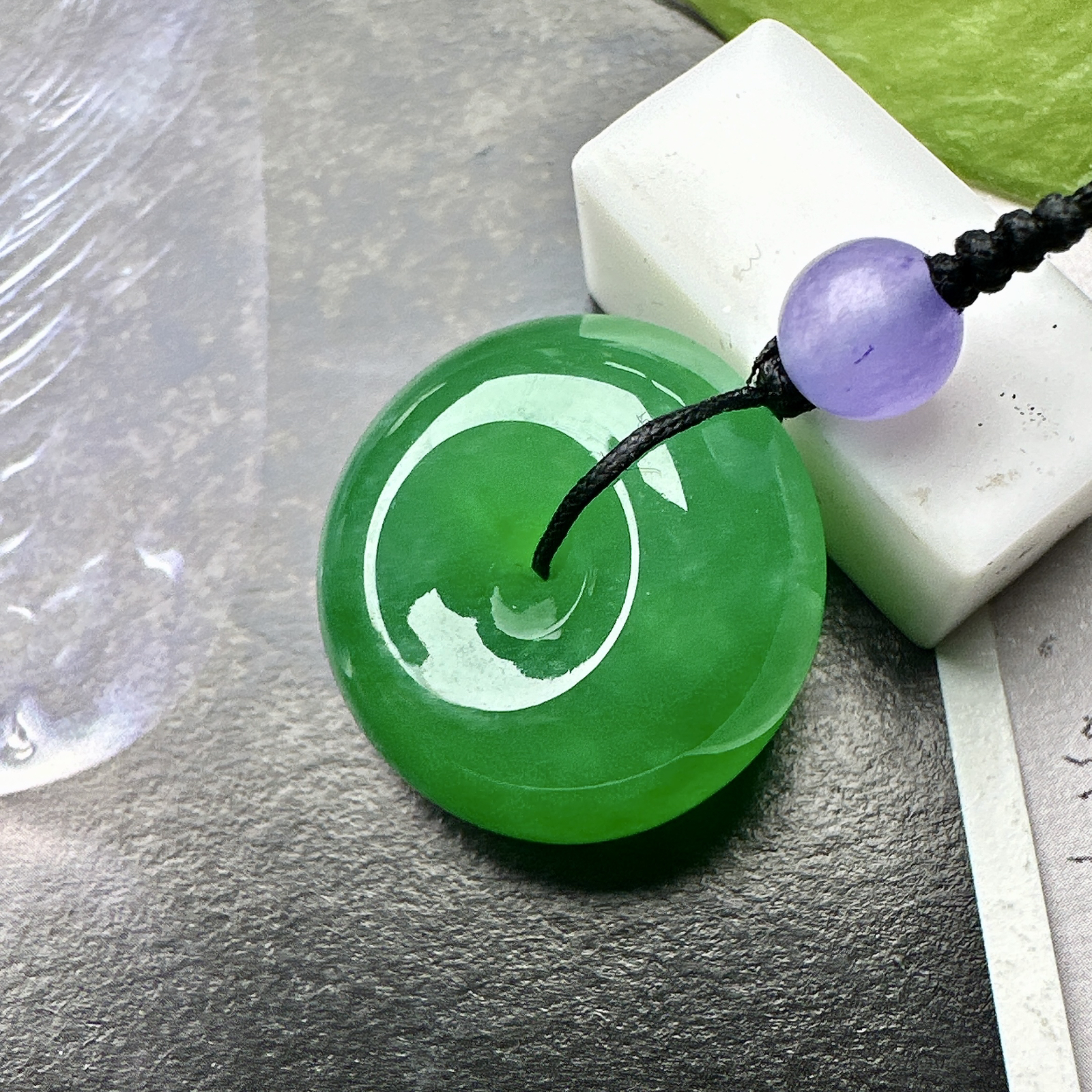 【冰种满绿平安扣】面包扣，很厚装，质地非常细腻，冰润十足，种老冰透，收藏品质。