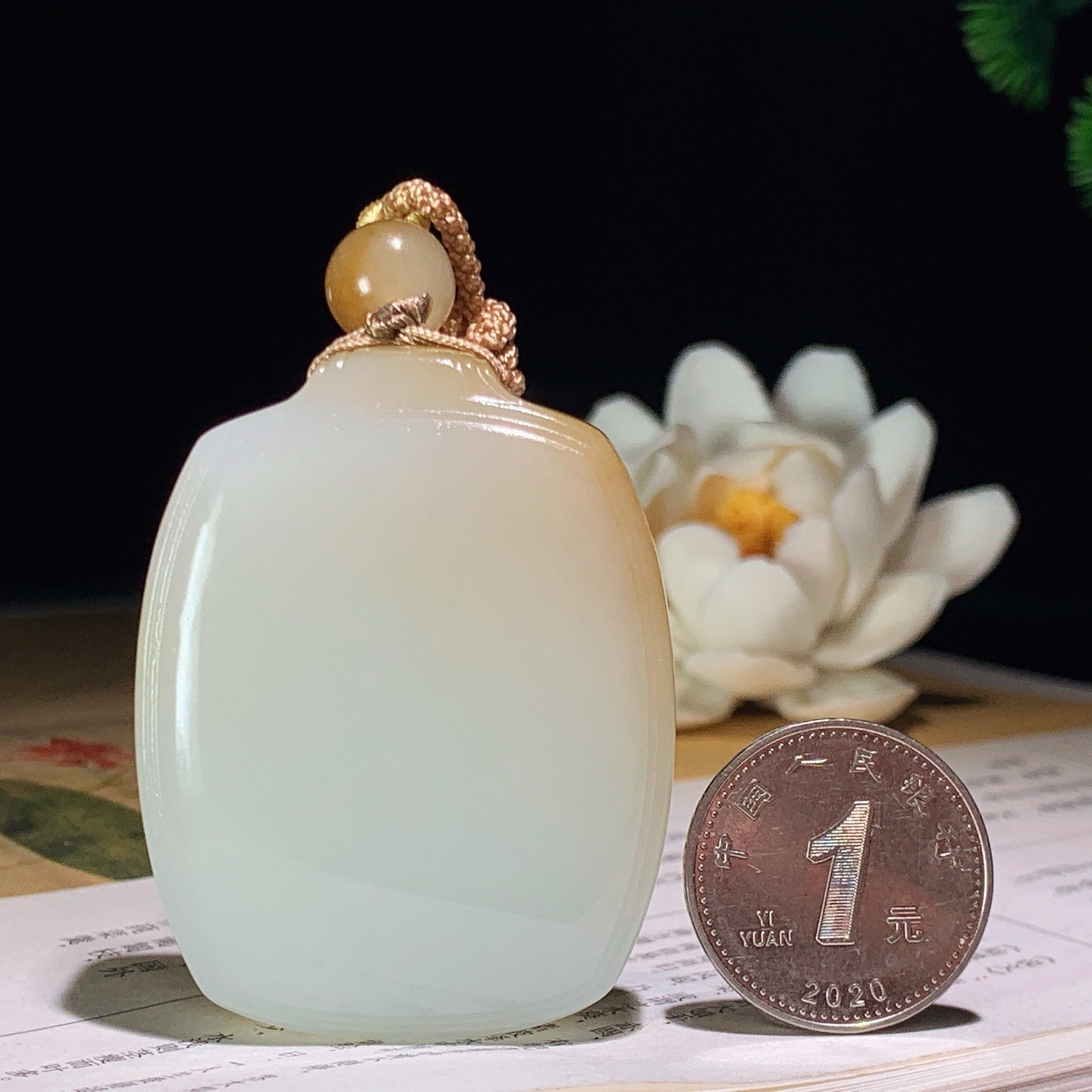 新疆和田玉且末糖平安无事牌挂件 尺寸50/39/12重54.5克 玉质细腻油润 底色纯净 脂粉好，品质好。lt260407