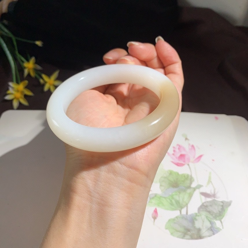 和田玉59圈口且末糖手镯！圈口59玉质细腻油润 底色纯净 无裂无杂 脂粉好，品质好