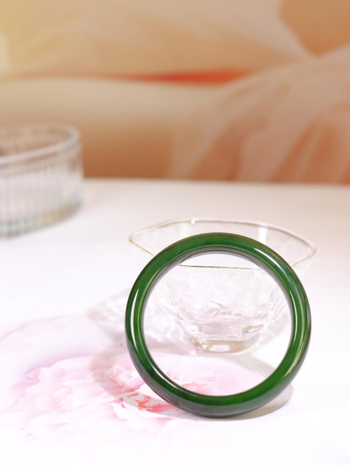 【碧色荡漾】

收藏级和田玉碧玉菠菜绿手镯，俄料七号矿 红皮老料，玉质温润细腻 油性十足，色泽匀称，️款式精美时尚，佩戴美观惹眼，美自天成，婉约之美，举手投足间透出那份低调奢华。

重38.8克 圈口52.8mm尺寸52.8-11.6-7.8mm O18823207130