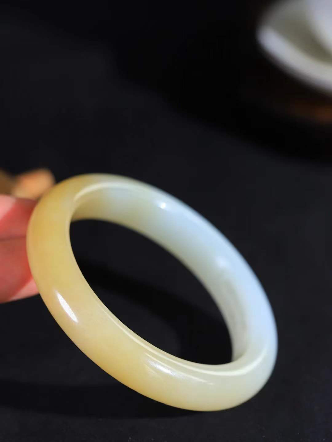 （一见倾心.手镯）

精品和田玉糖白玉手镯，玉质温润细腻 油性十足 手感舒适，高华雅逸，线条流畅，简约大气，美自天成，素雅高贵。佩戴于腕间，婉约之美，举手投足间透出那低调奢华。重54.7克  尺寸55-12-9.5mm  5640736A