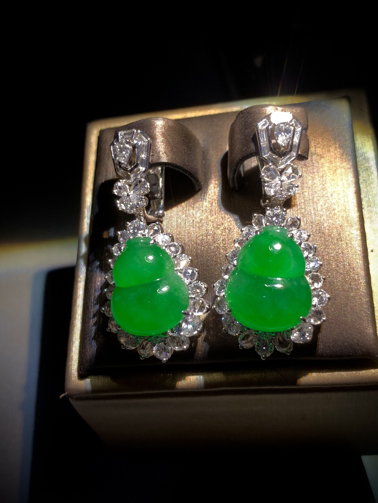 高品质翡翠葫芦耳坠，
裸石13.8-11.5-3.8mm，整体34-16-10.5mm，
18K金，南非钻，11.7g，。