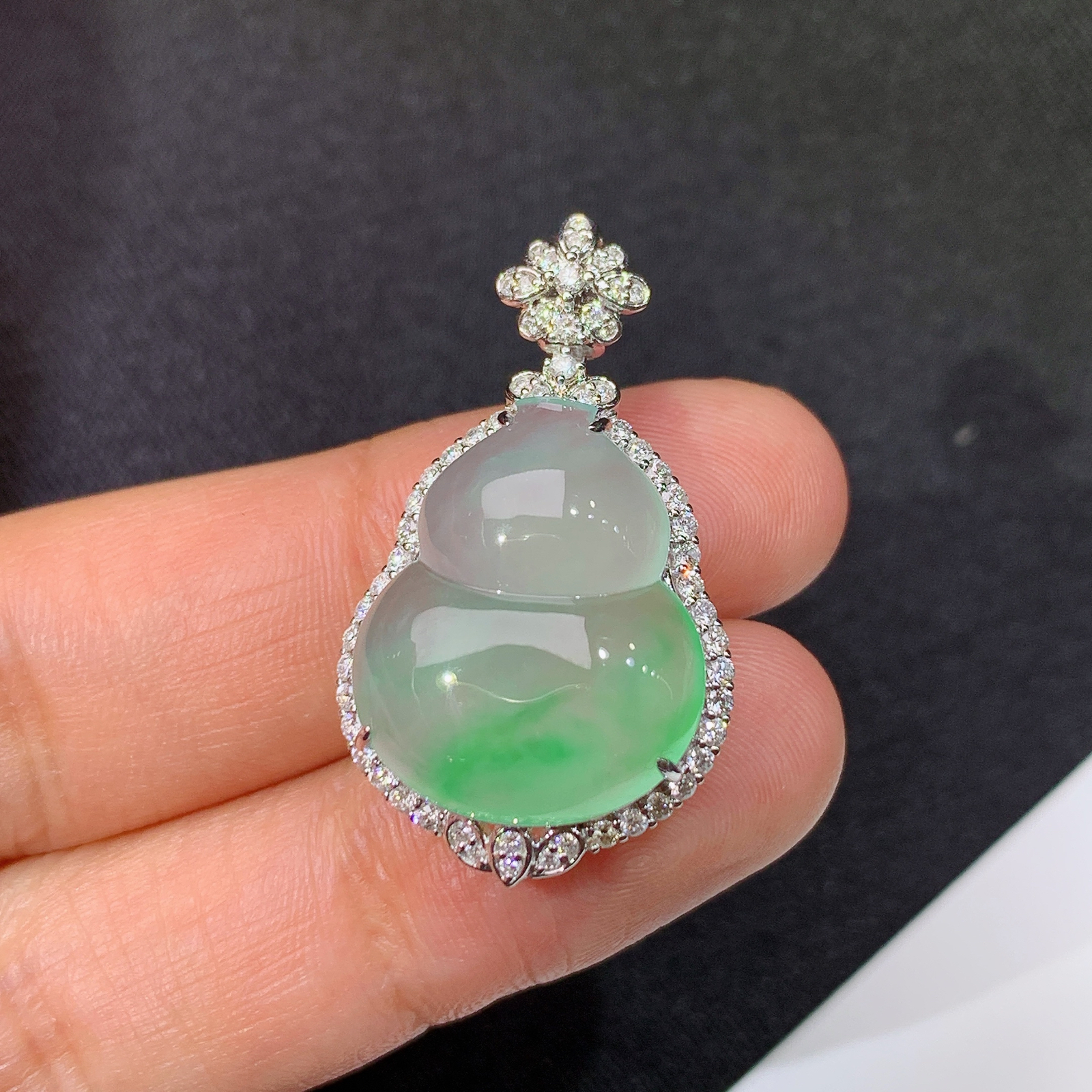 冰飘绿葫芦吊坠，18k金镶嵌，冰润饱满，玉质细腻，种水足，Jj 尺寸30.8*17.8*9.2