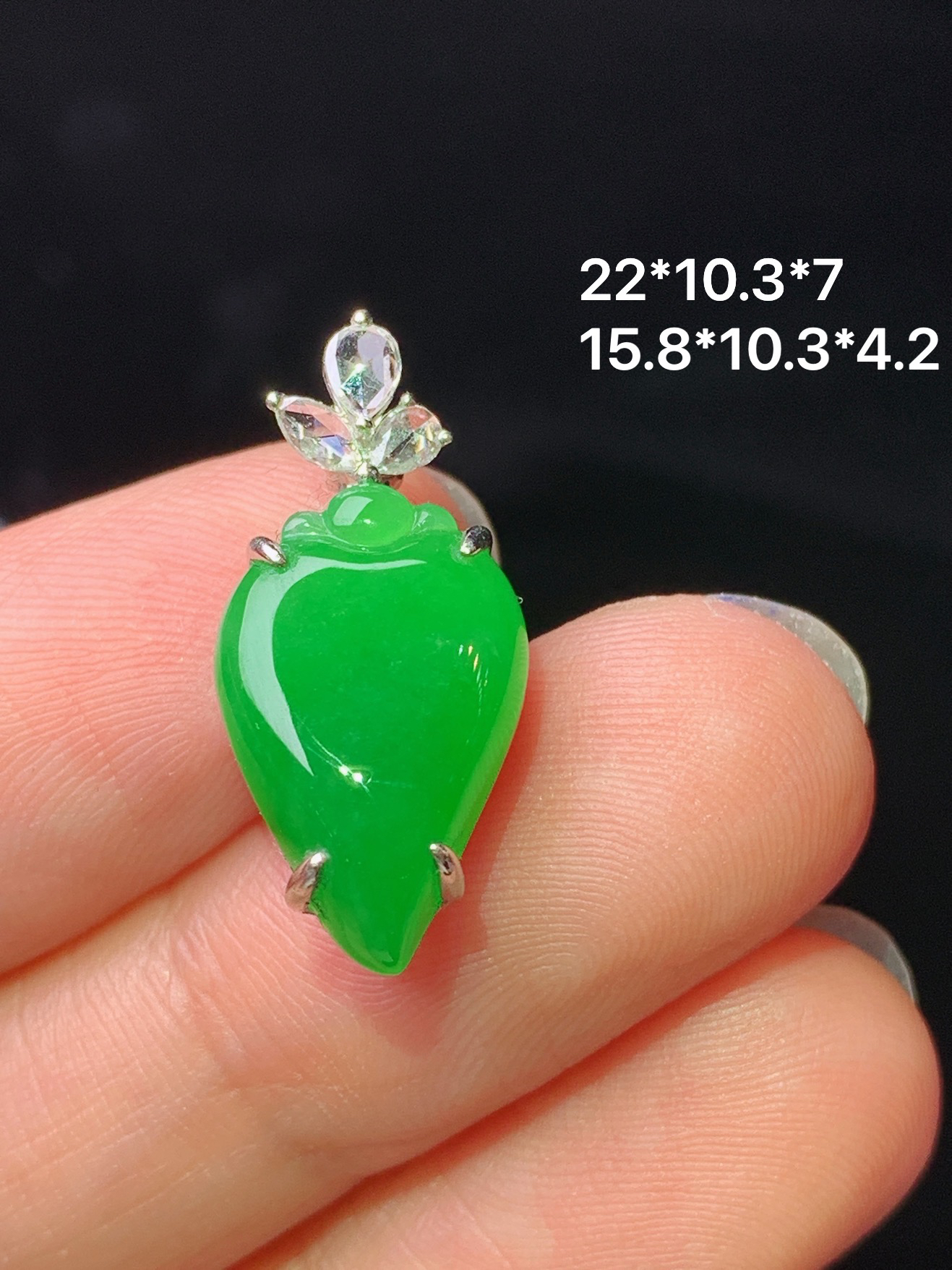 18k金钻镶嵌满绿福瓜吊坠 玉质细腻 色泽艳丽清新 水润亮眼 整体尺寸22*10.3*7c2