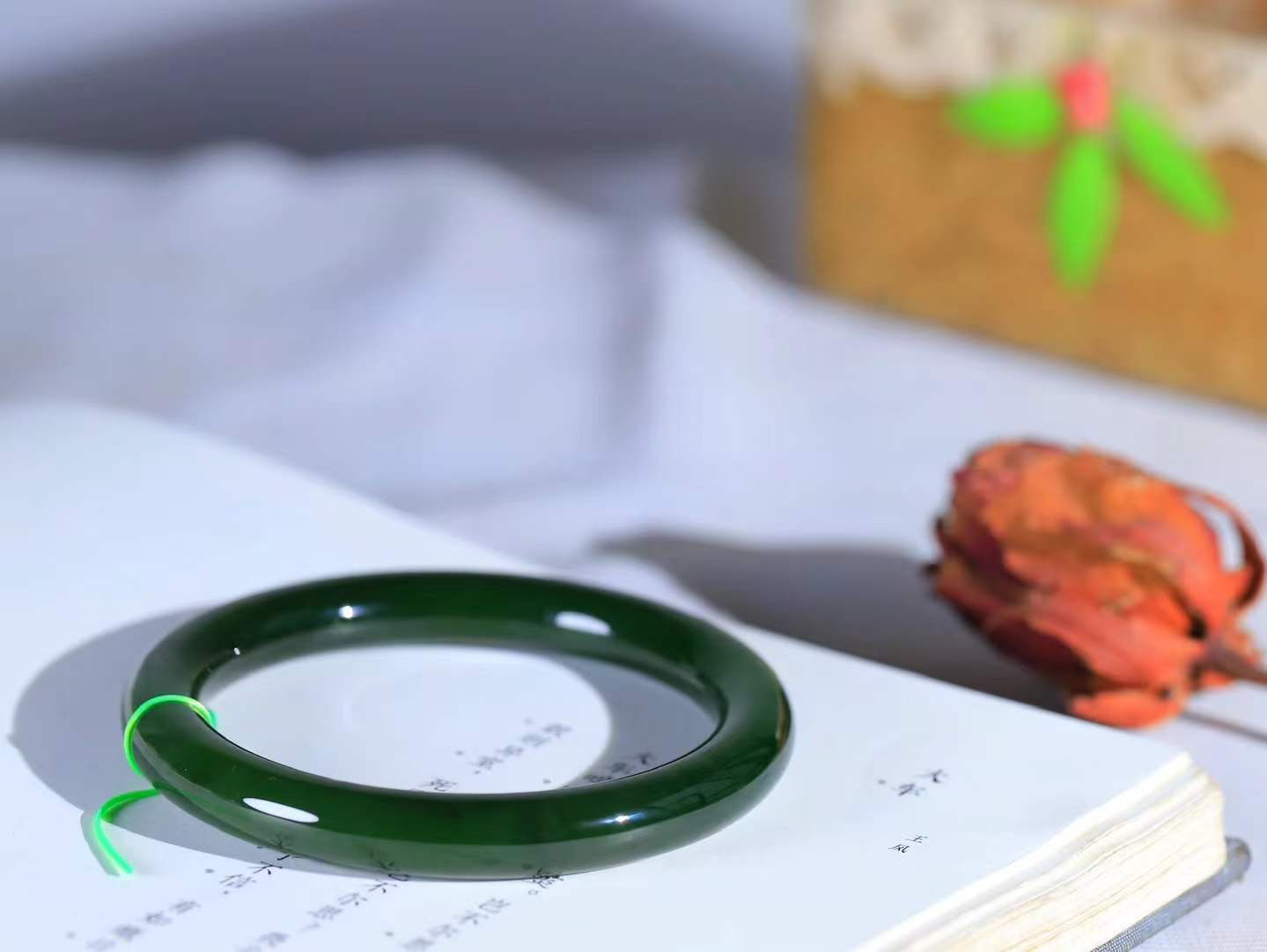 【碧波流转·手镯】

精品和田玉碧玉圆条手镯，玉质细腻温润，手感舒适，️线条流畅，简约大气，美