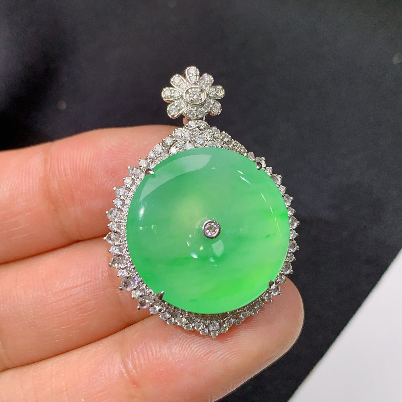 冰飘绿平安扣吊坠，18k金镶嵌，冰润色阳，玉质细腻，种水足，y5 尺寸33.9*24.8*10.5