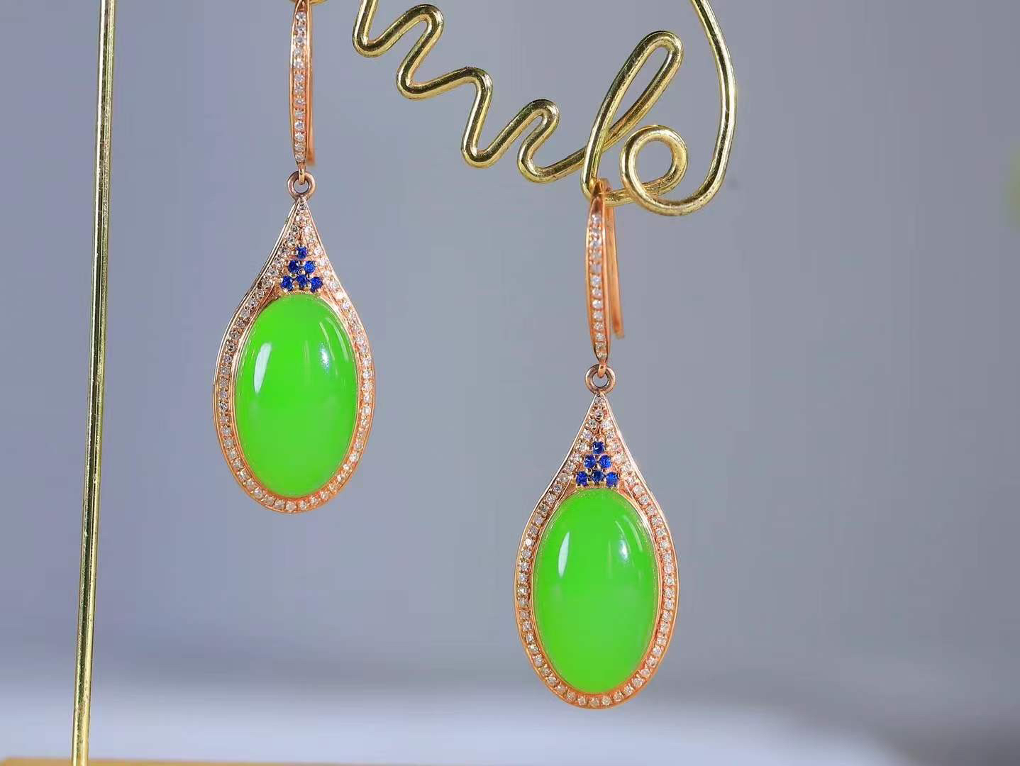 【金镶玉.耳坠】

精品和田玉碧玉镶嵌18k金.耳坠，金玉良缘 耳畔生辉，以和田温玉镌刻东方雅韵，