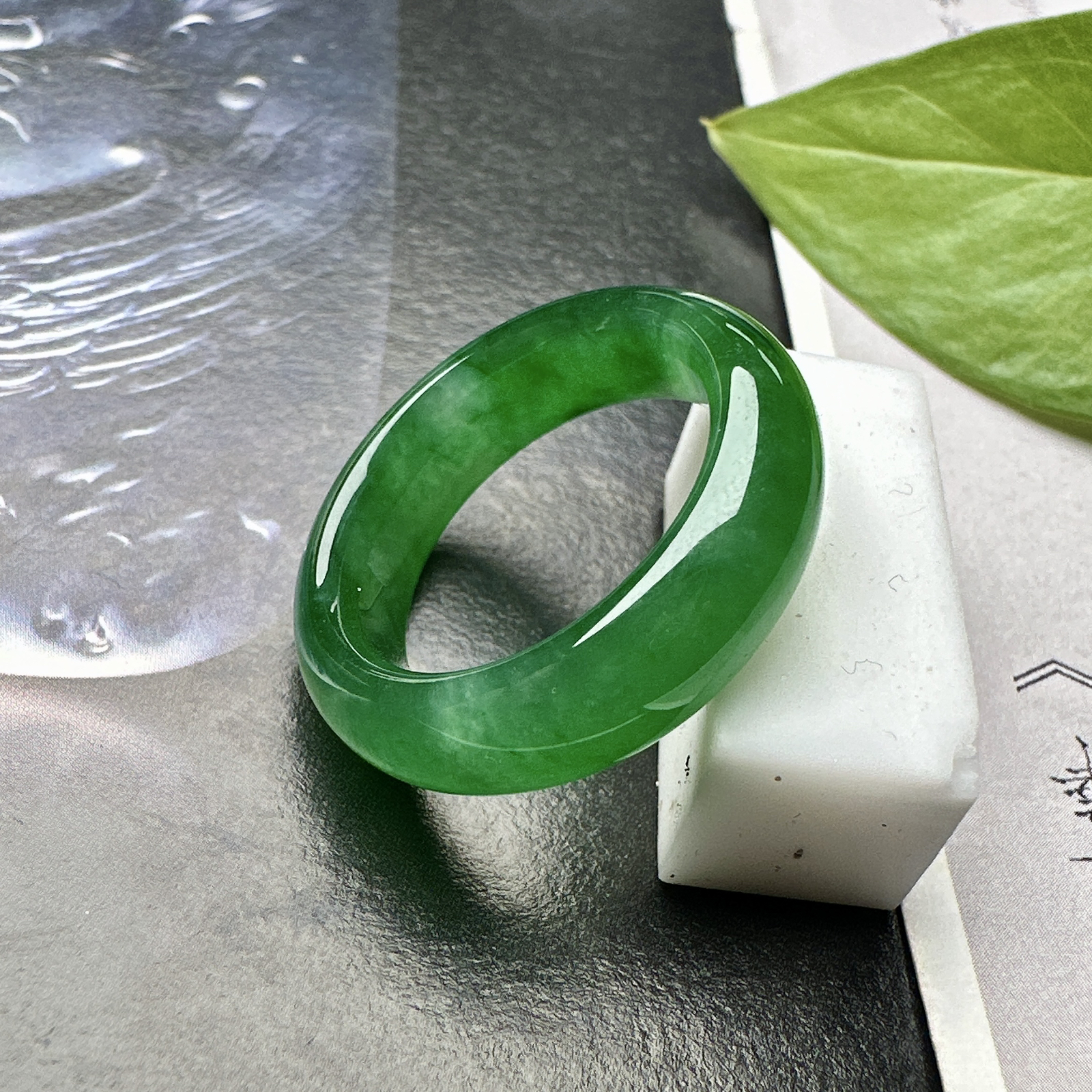 【冰种满绿戒圈】难得的冰润度，难得的好颜色，韵味十足，古色古香。也可吊坠佩戴。