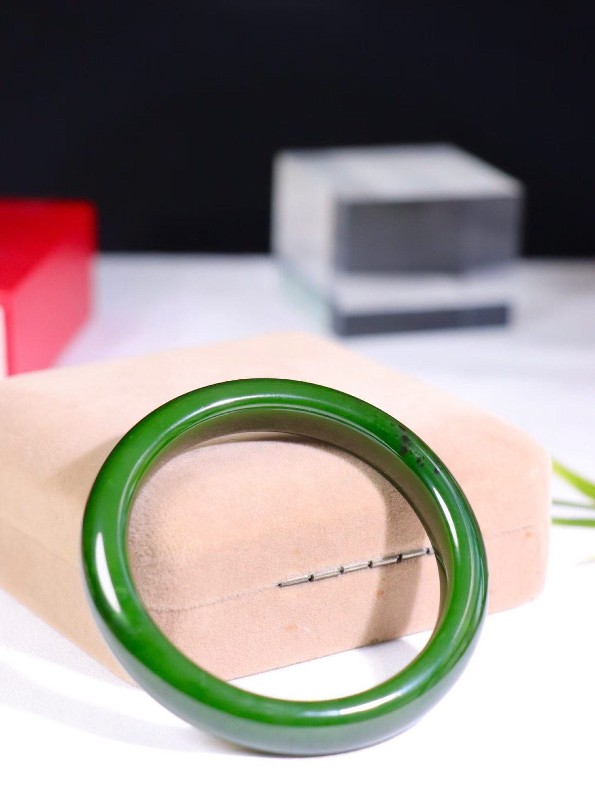 【碧色荡漾】

信誉第一 品质保证️和田玉碧玉菠菜绿手镯，俄料七号矿 红皮老料，玉质温润细腻 油性十足，色泽匀称，️款式精美时尚，佩戴美观惹眼，美自天成，婉约之美，举手投足间透出那份低调奢华。

重47克 圈口56.2mm尺寸56.2-11.6-8.5mm O18823207130