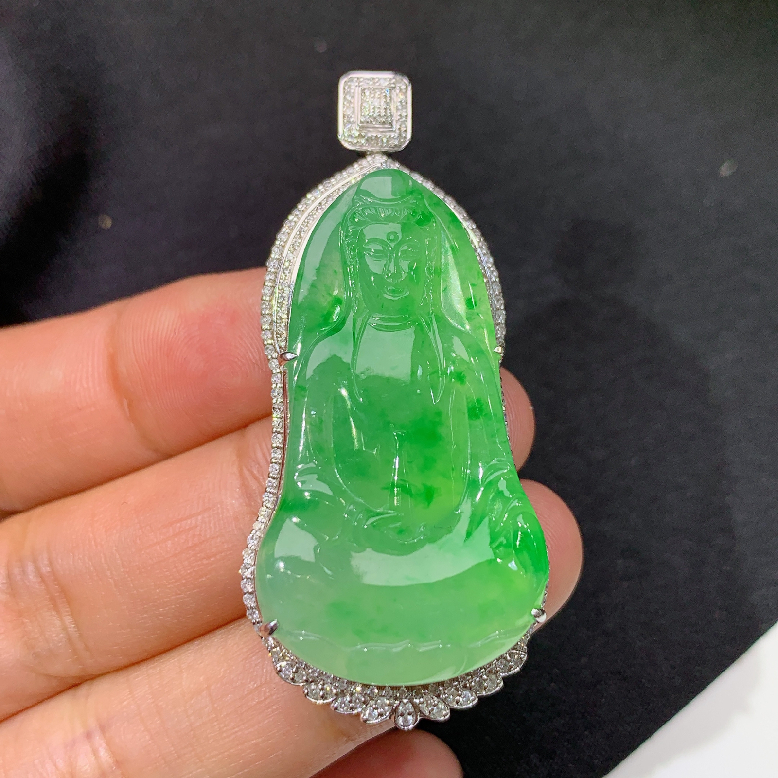 翠绿观音吊坠，18k金镶嵌，冰润色阳，玉质细腻，种水足，Lp 尺寸51.4*23.4*10.3