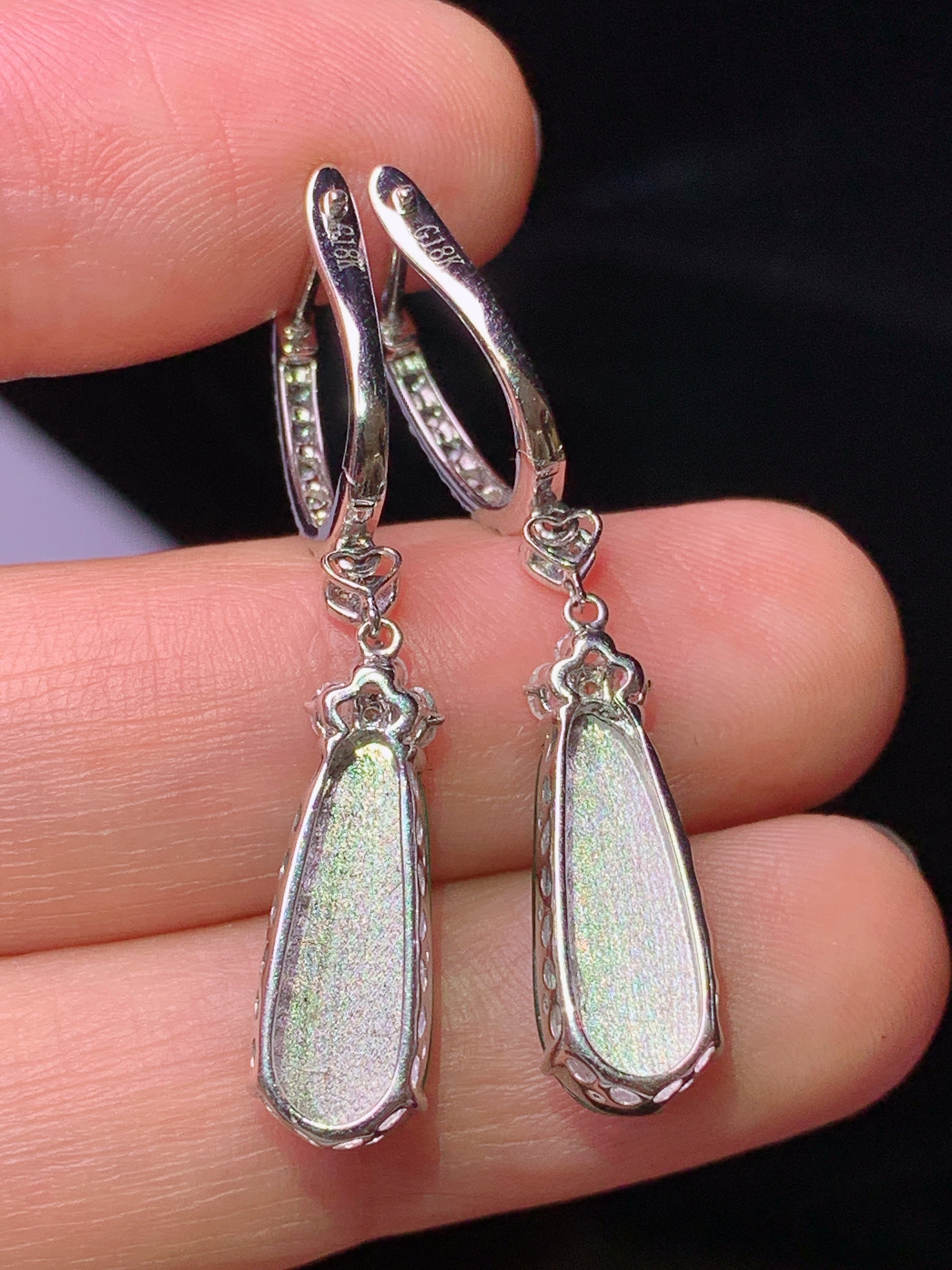 18k金钻镶嵌满绿四季豆耳坠 玉质细腻 色泽艳丽清新 水润亮眼 整体尺寸36.5*6.5*5.6c2