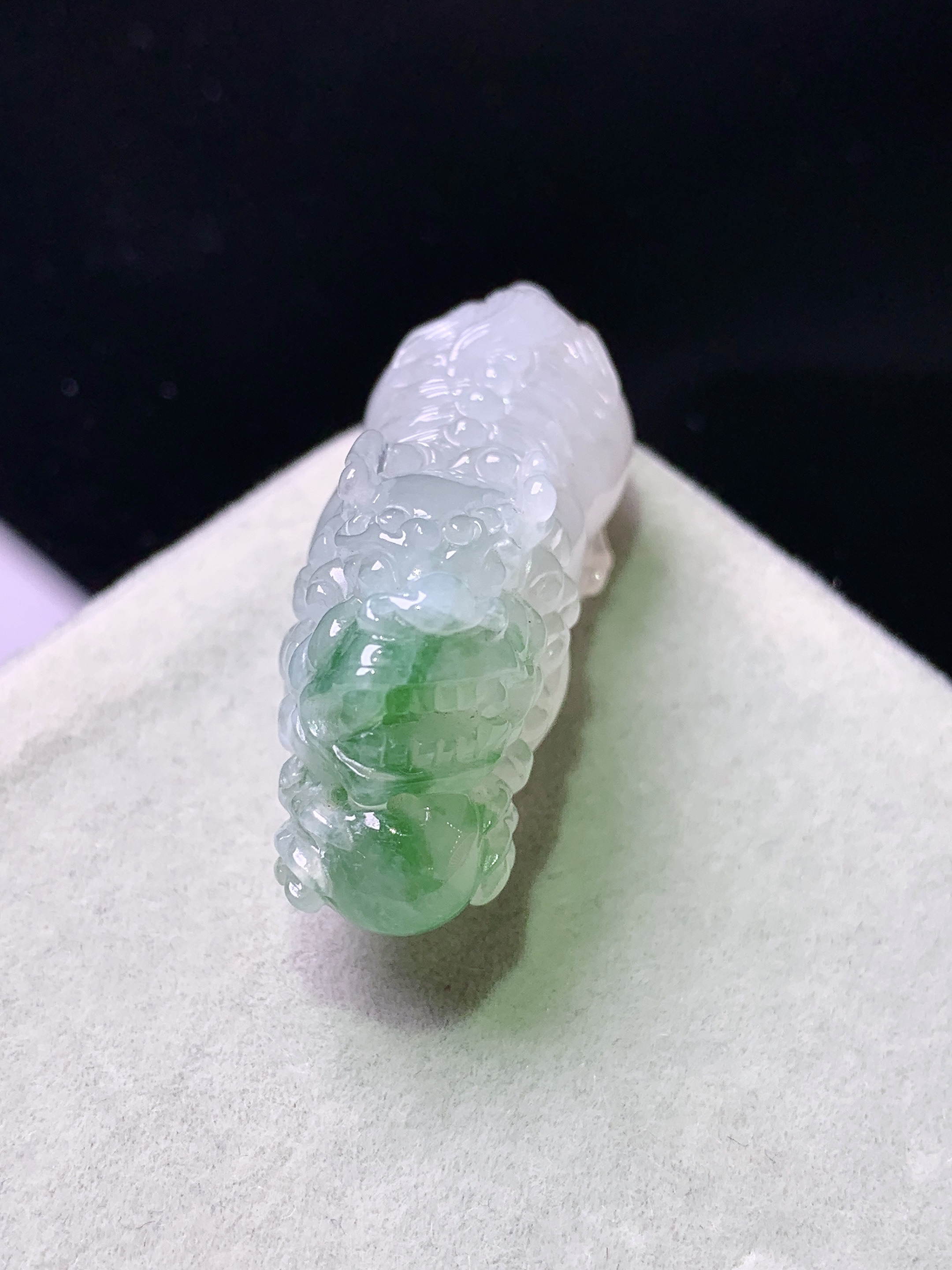 飘绿貔貅吊坠 玉质细腻 色泽艳丽清新 水润亮眼 整体尺寸36.2*12.6*14a5