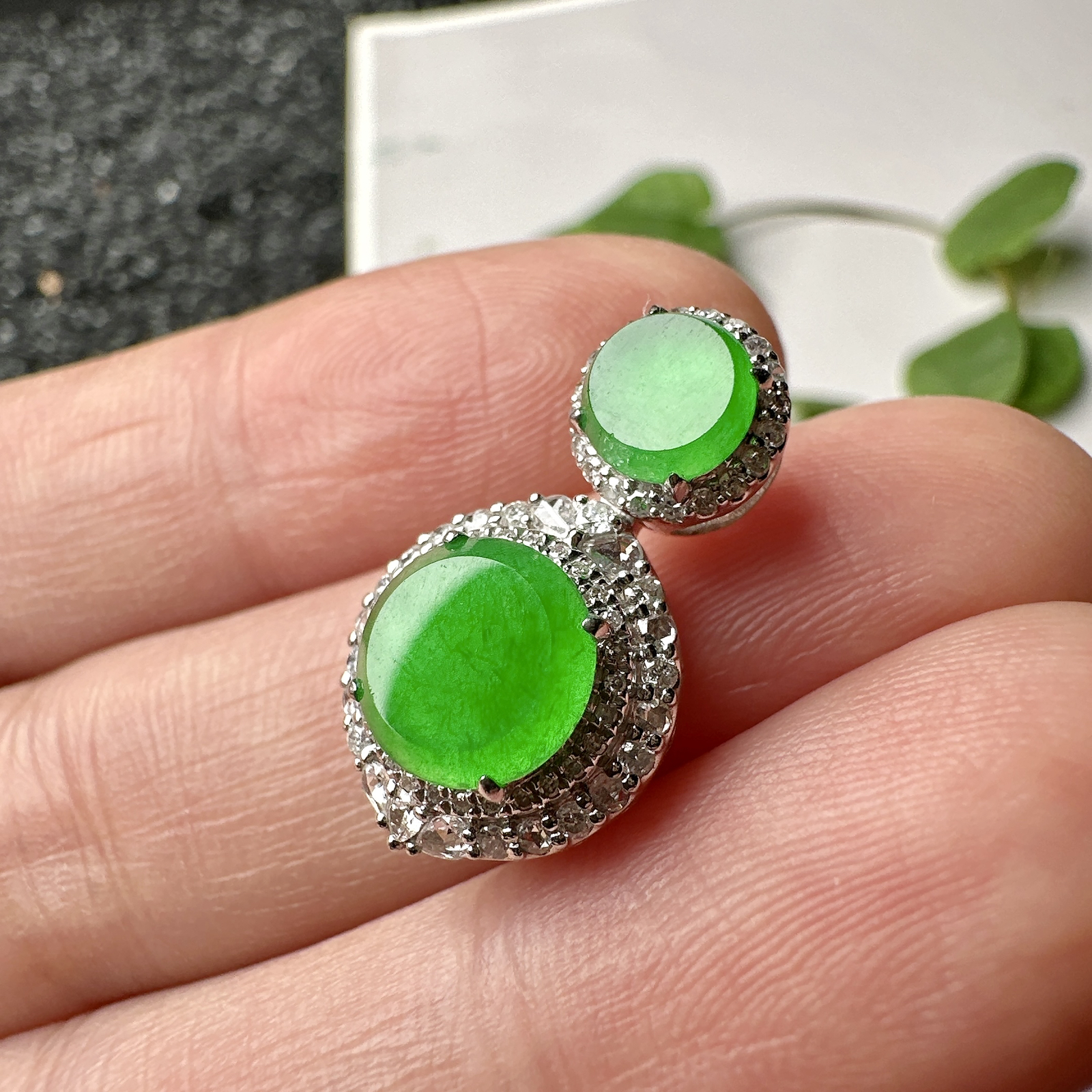 【冰种满绿圆无事牌】种水上乘，通透闪亮，晶莹剔透。18K金钻镶嵌，裸石尺寸8*2.6毫米。