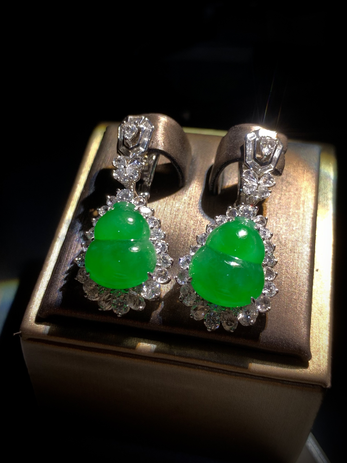 高品质翡翠葫芦耳坠，
裸石13.8-11.5-3.8mm，整体34-16-10.5mm，
18K金，南非钻，11.7g，。