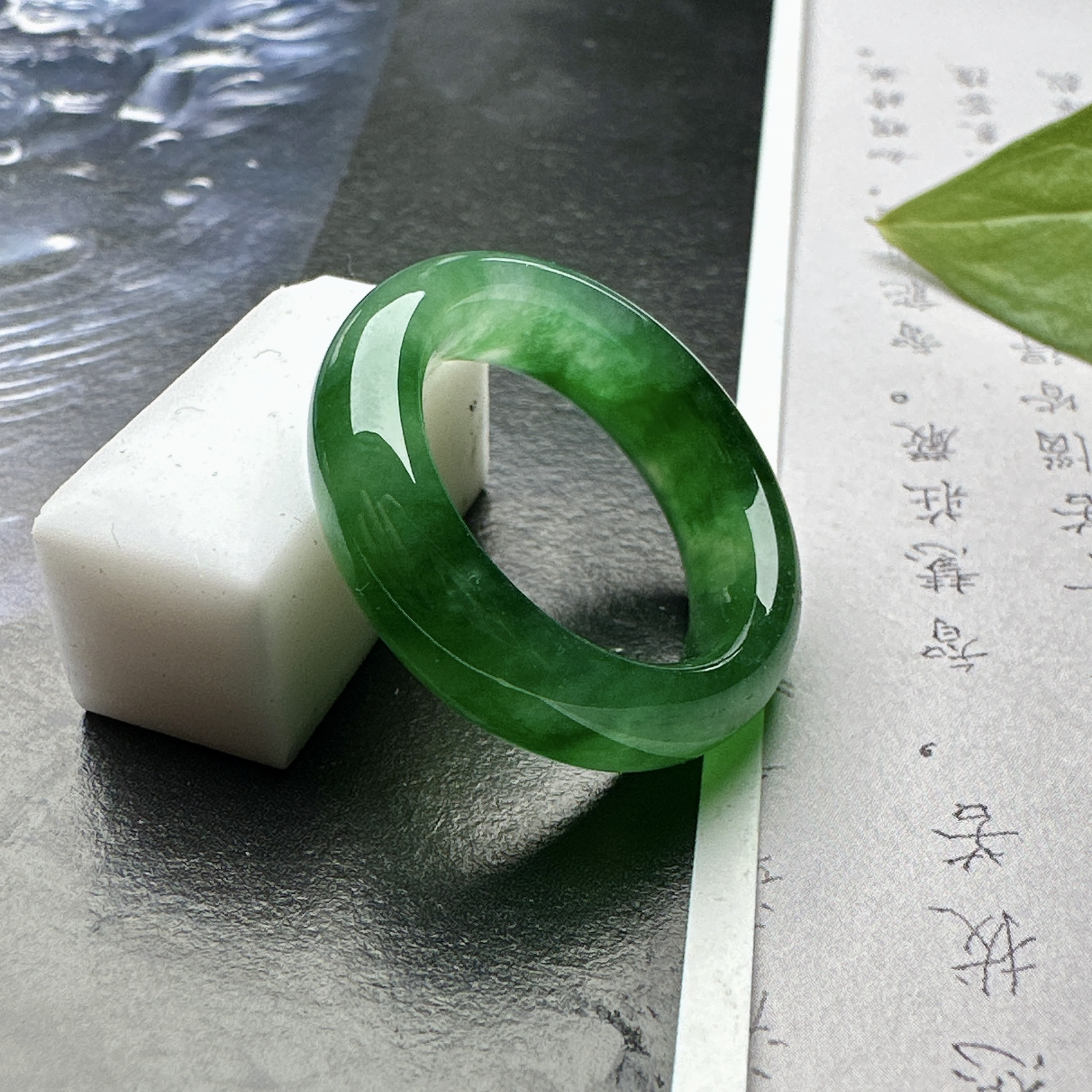 【冰种满绿戒圈】难得的冰润度，难得的好颜色，韵味十足，古色古香。也可吊坠佩戴