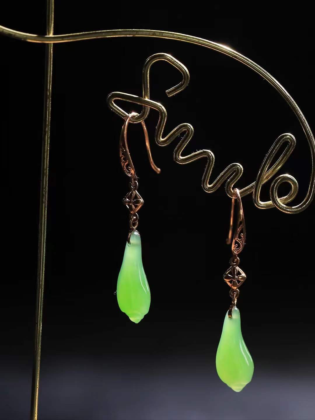 （金镶玉.玉兰花.耳坠）

精品和田玉碧玉兰花耳坠，清丽脱俗的玉兰花，一笔一笔细细雕进玉中，留住不败的风华。朴素中自有风韵。总重1.9克   尺寸取一14.5-6.5-5.7mm   fDA-9240756