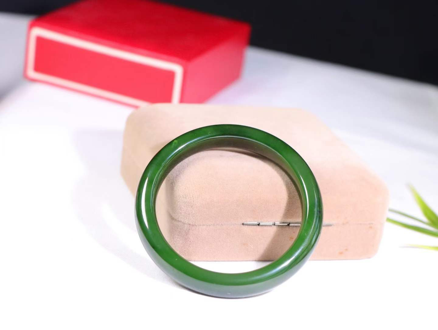 【碧色荡漾】

信誉第一 品质保证️和田玉碧玉菠菜绿手镯，俄料七号矿 红皮老料，玉质温润细腻 