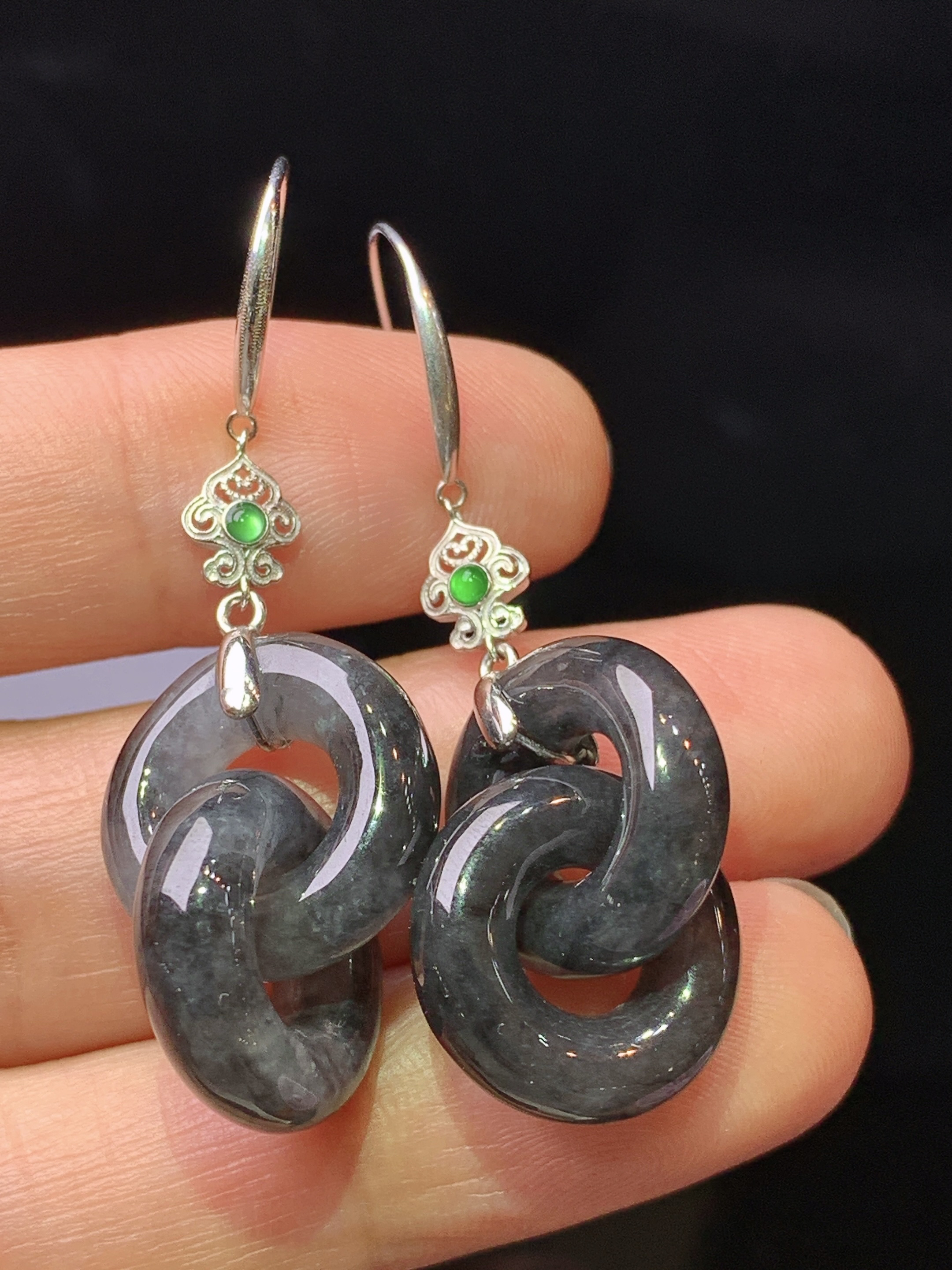 18k金钻镶嵌乌鸡环环相扣耳坠 玉质细腻 色泽艳丽清新 水润亮眼 整体尺寸43.3*15*5c5