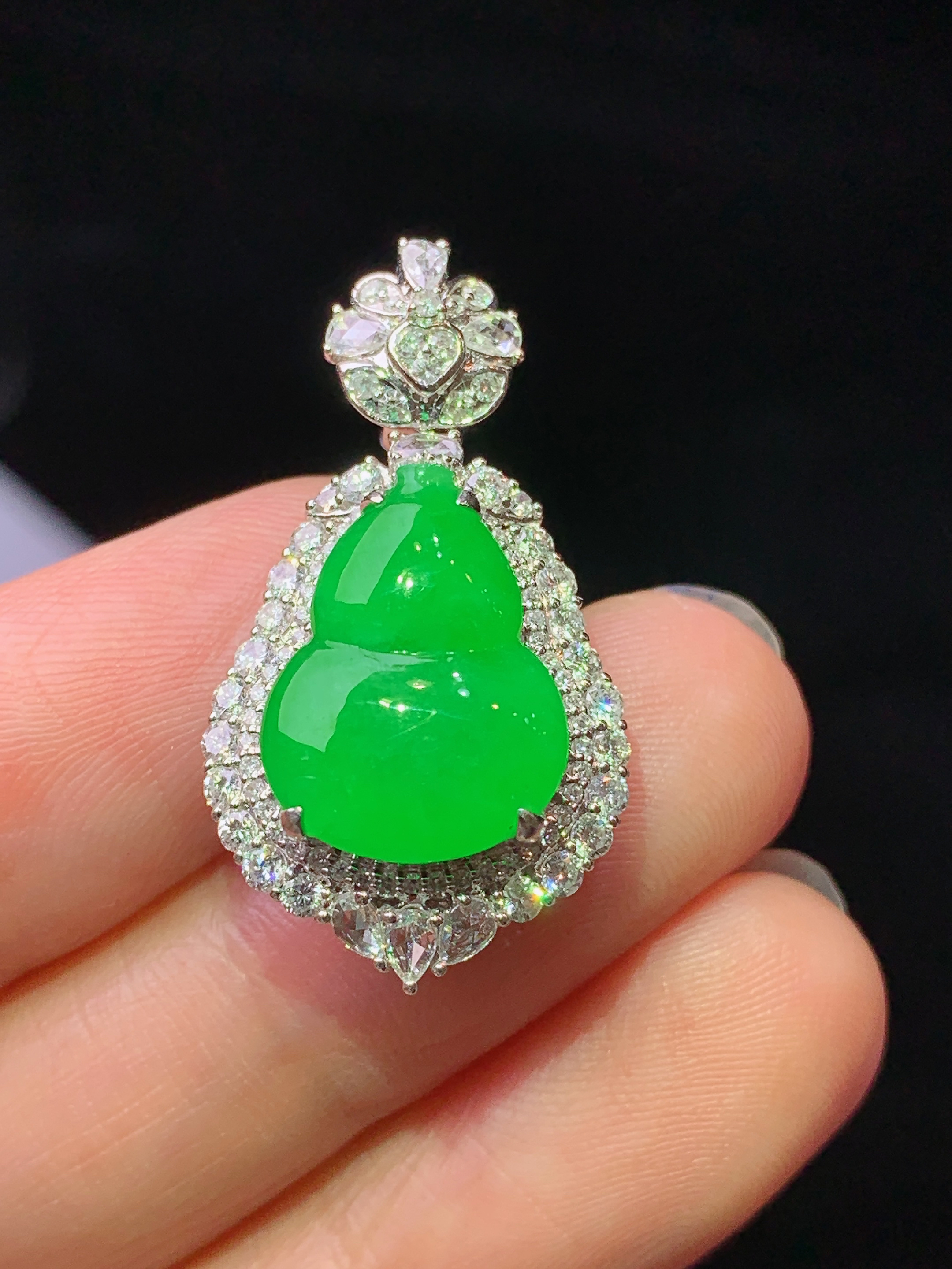 18k金钻镶嵌满绿葫芦吊坠 玉质细腻 色泽艳丽清新 水润亮眼 整体尺寸28.8*15.8*10h1