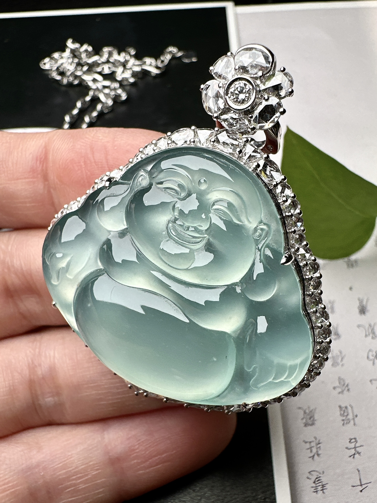 【玻璃种天空蓝佛】大尺寸，冰感动人，通透闪耀，光可鉴人，佳品推荐。收藏品质，18k金钻镶嵌，裸石尺寸32.6*39*5.2毫米