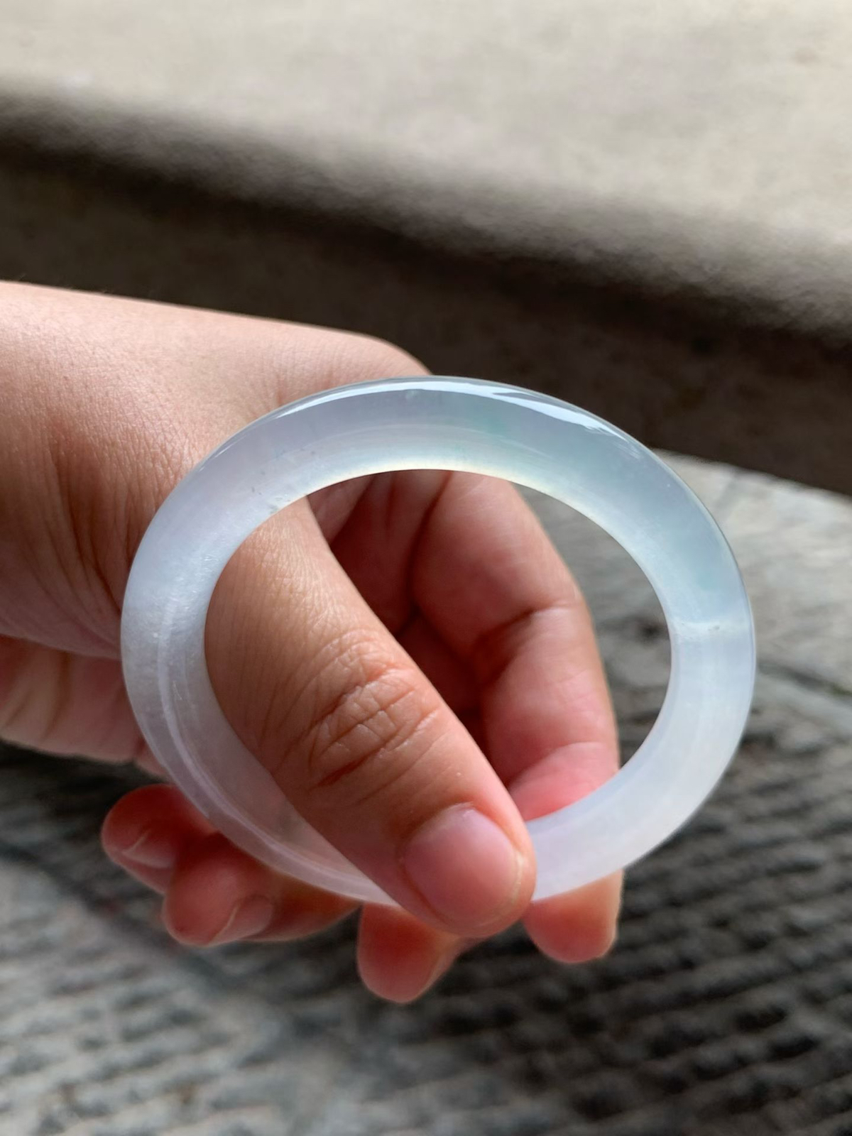 冰飘绿丝圆条手镯尺寸52*9*9 老种，通体清透，胶感十足，泛荧光，一缕绿丝灵气清新，简约却点晴！