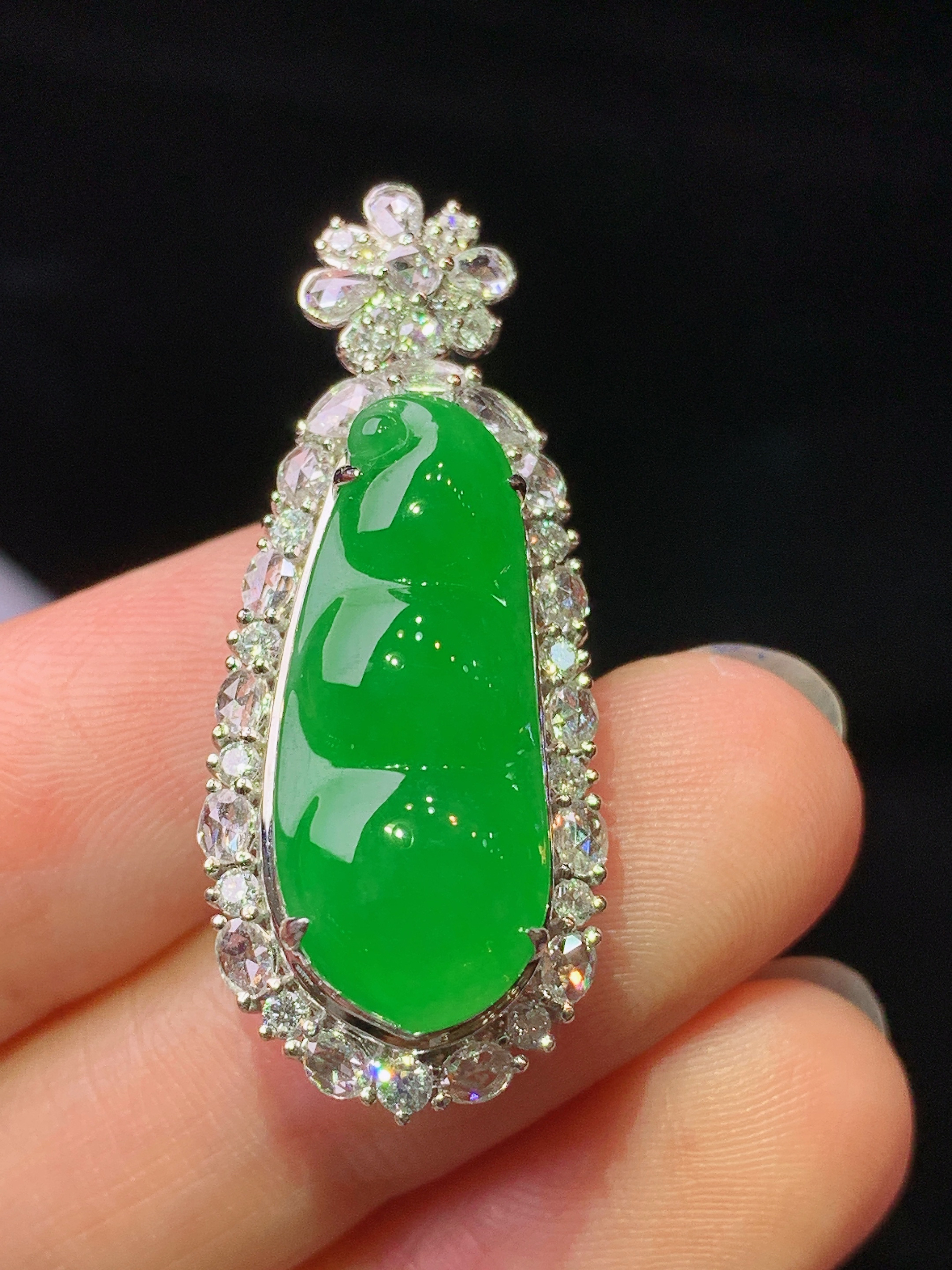 18k金钻镶嵌满绿四季豆吊坠 玉质细腻 色泽艳丽清新 水润亮眼 整体尺寸34.8*14.2*11.5h1