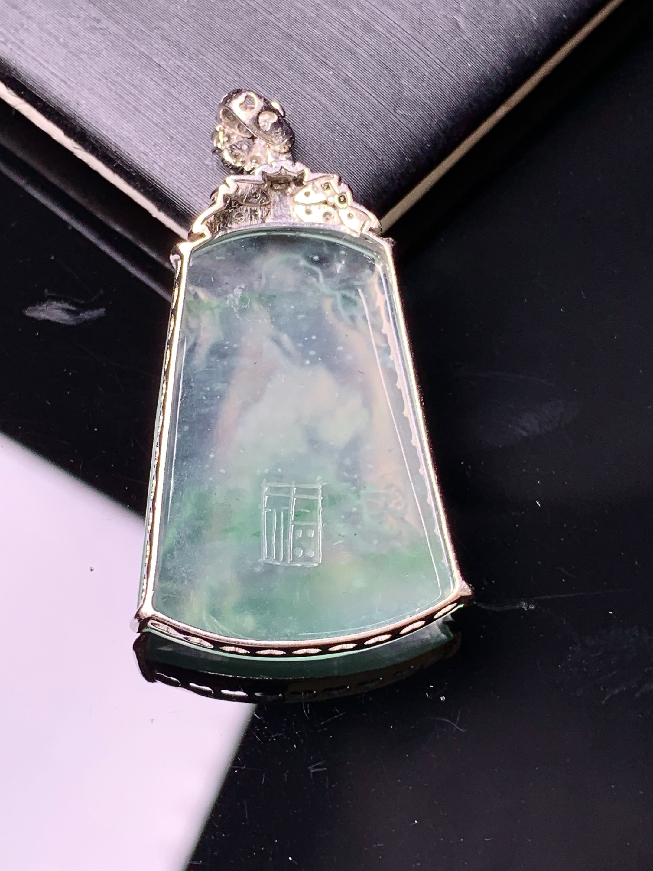 18k金钻镶嵌冰种山水牌子吊坠 玉质细腻 色泽艳丽清新 水润亮眼 整体尺寸36.8*19*6c5