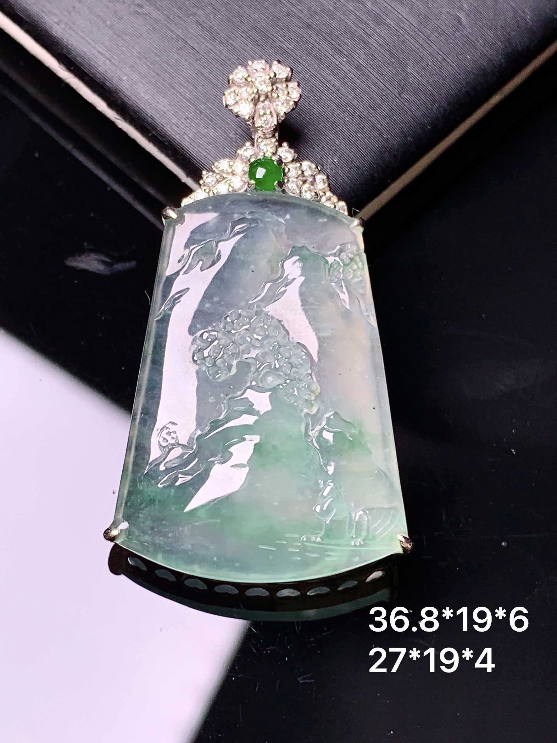 18k金钻镶嵌冰种山水牌子吊坠 玉质细腻 色泽艳丽清新 水润亮眼 整体尺寸36.8*19*6c5