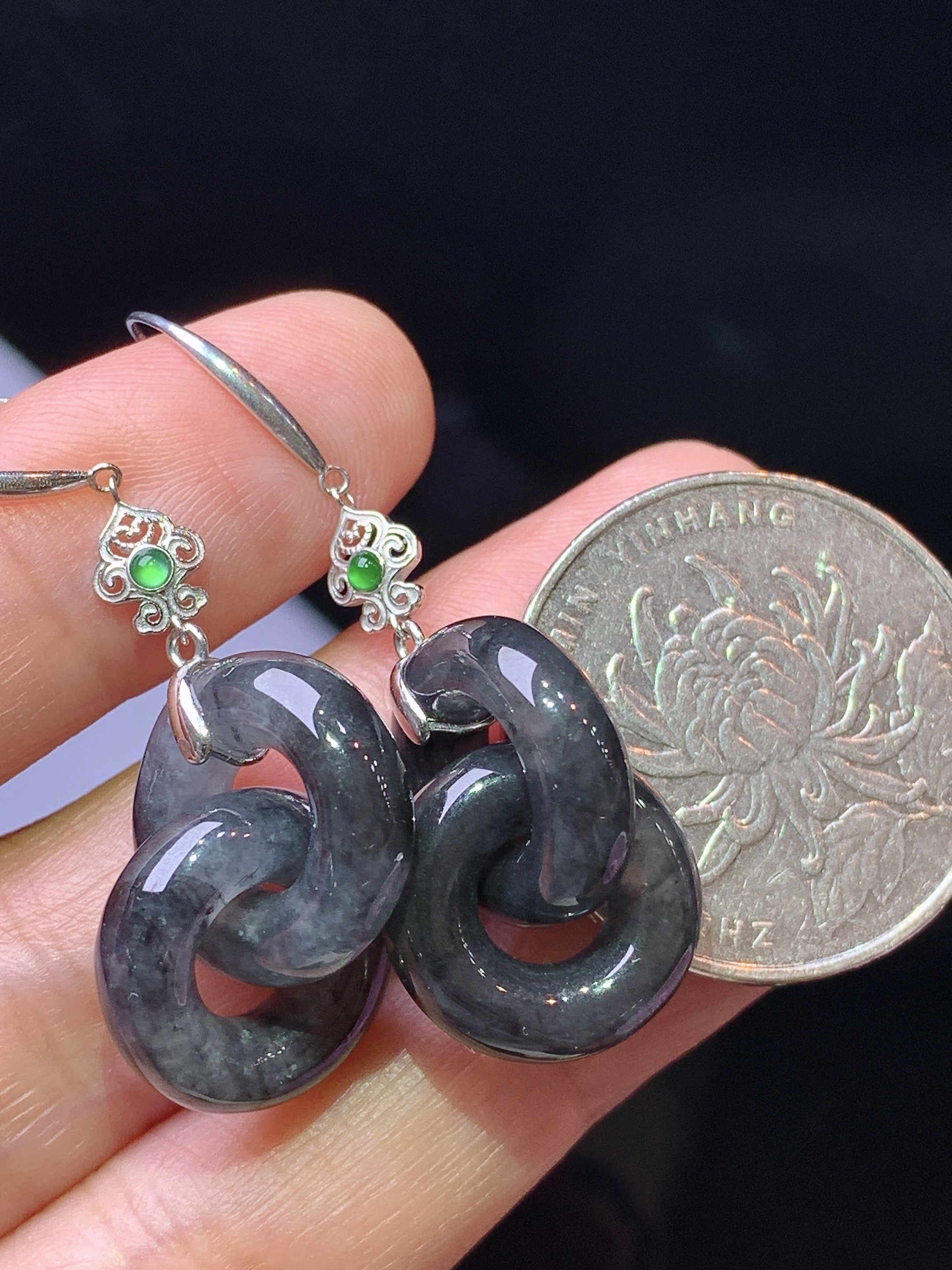 18k金钻镶嵌乌鸡环环相扣耳坠 玉质细腻 色泽艳丽清新 水润亮眼 整体尺寸43.3*15*5c5