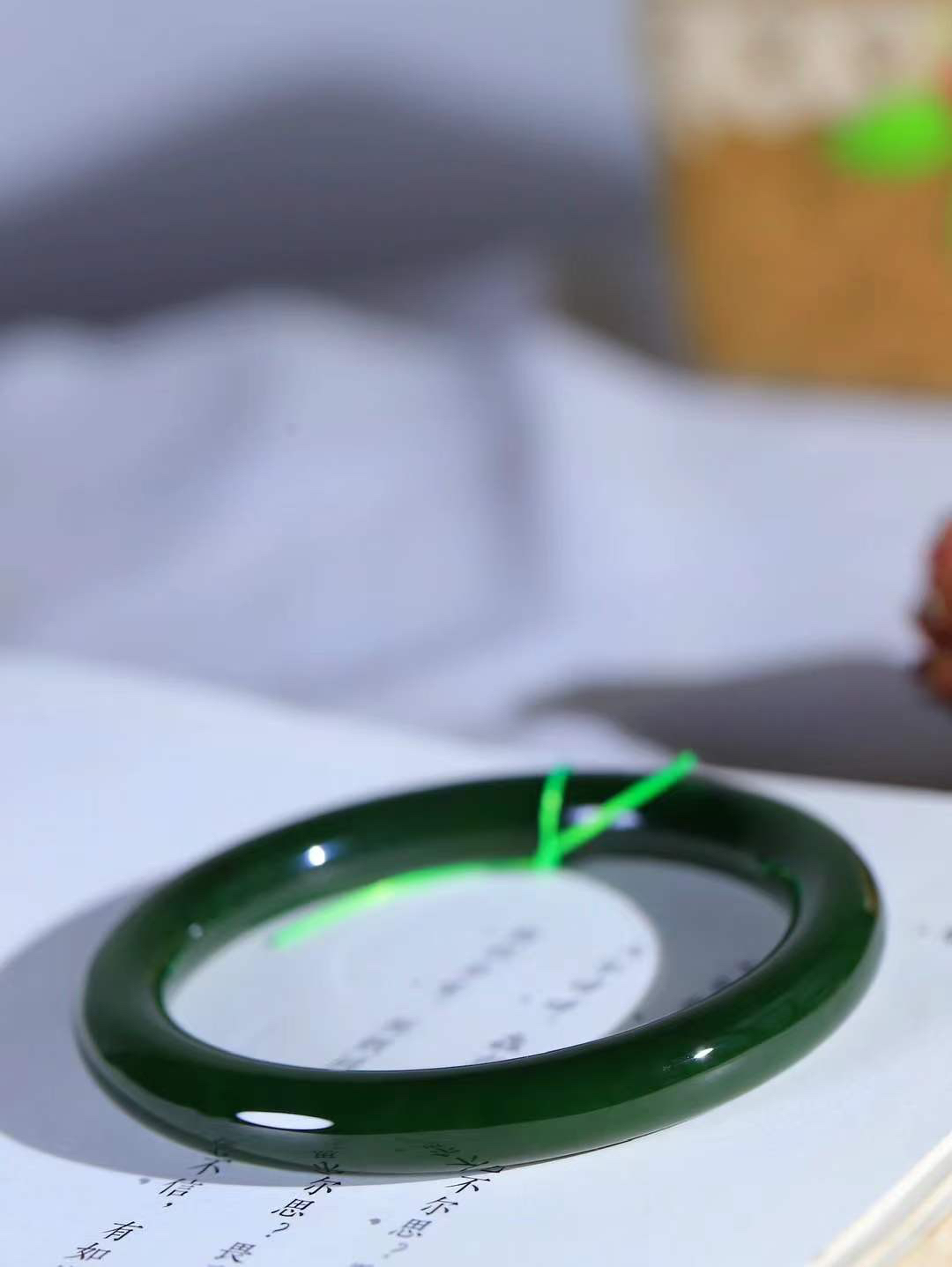 【碧波流转·手镯】

精品和田玉碧玉圆条手镯，玉质细腻温润，手感舒适，️线条流畅，简约大气，美自天成，佩戴于腕间，婉约之美，举手投足间透出那份低调奢华，醉人心扉。 重40.3克 内径圈口56mm尺寸8.7-9mm  FDL-4540833