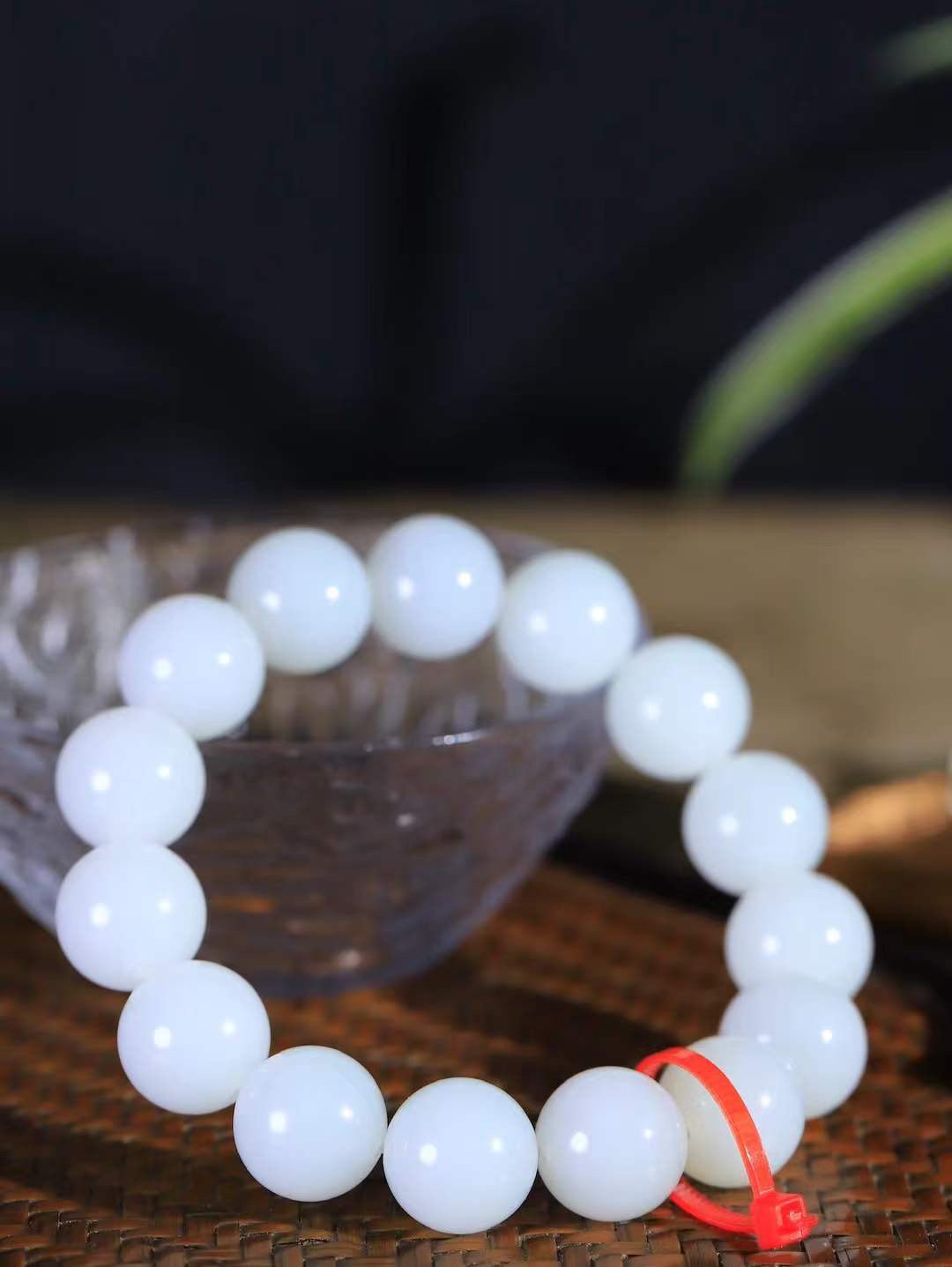 【珠圆玉润.手串】

精品和田玉白玉珠圆玉润手串 玉质温润细腻  整串打磨圆润，佩戴舒适。珠珠落玉盘