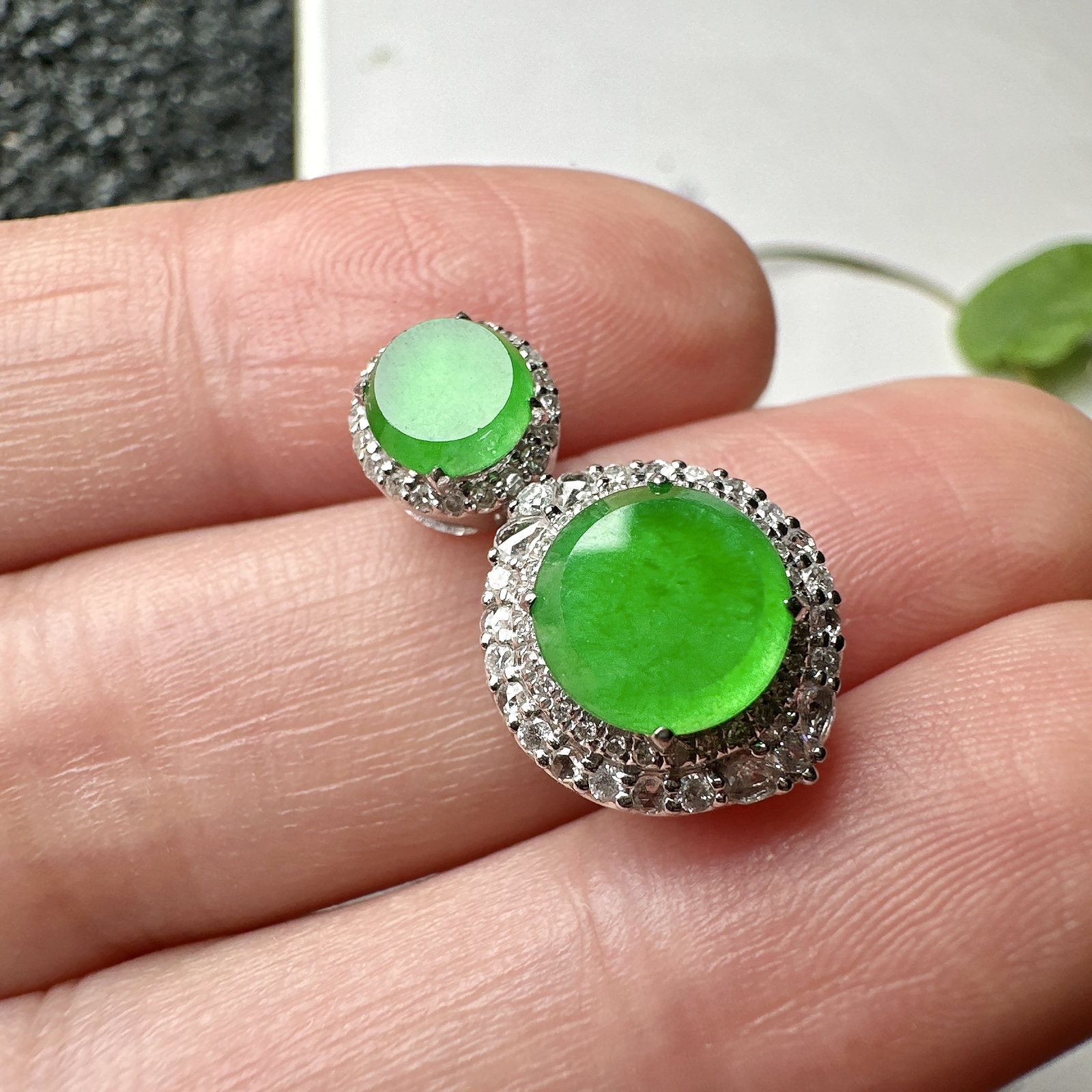 【冰种满绿圆无事牌】种水上乘，通透闪亮，晶莹剔透。18K金钻镶嵌，裸石尺寸8*2.6毫米。