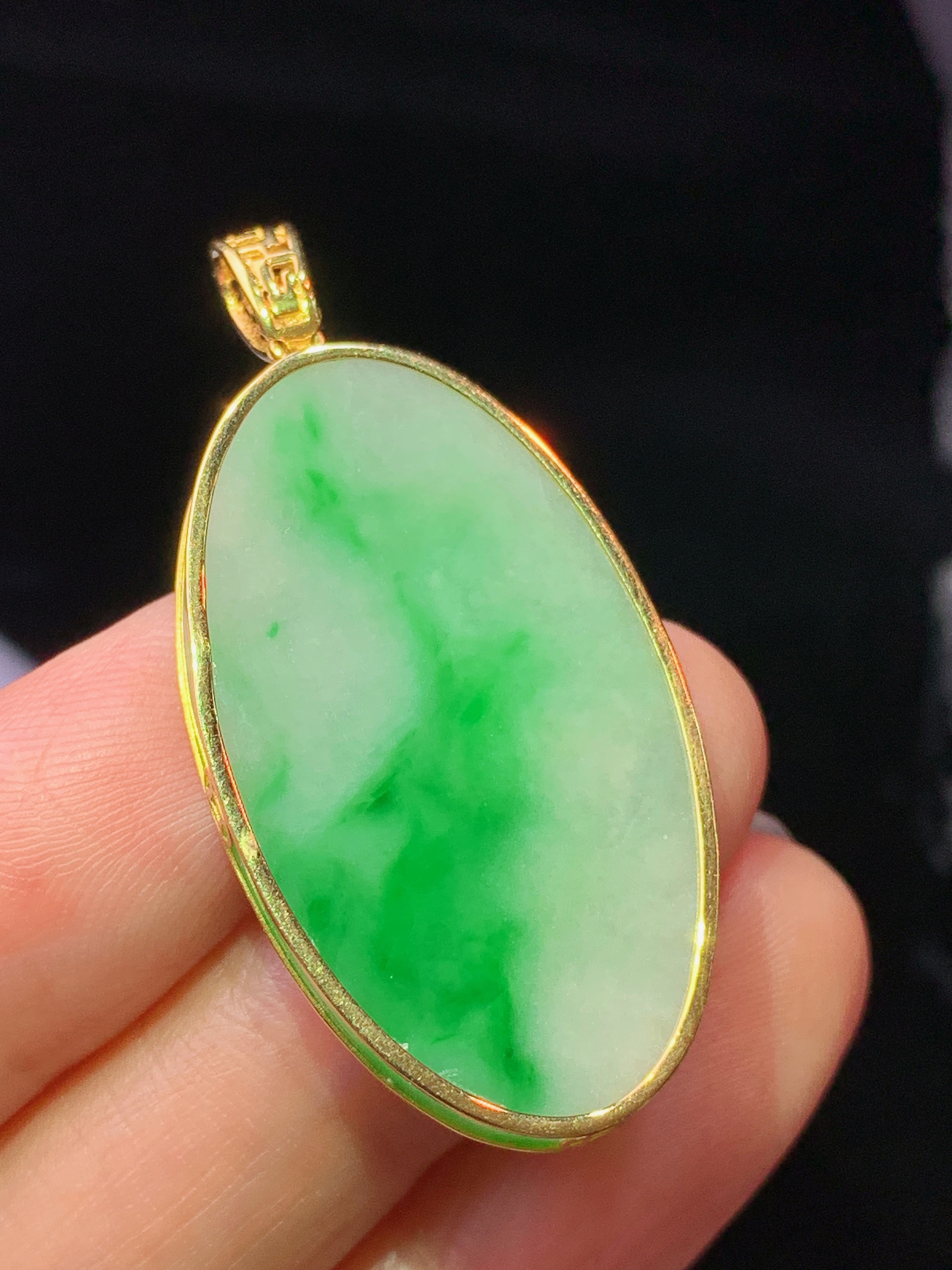 18k金镶嵌飘绿圆牌吊坠 玉质细腻 色泽艳丽清新 水润亮眼 整体尺寸40.3*19.5*3c5