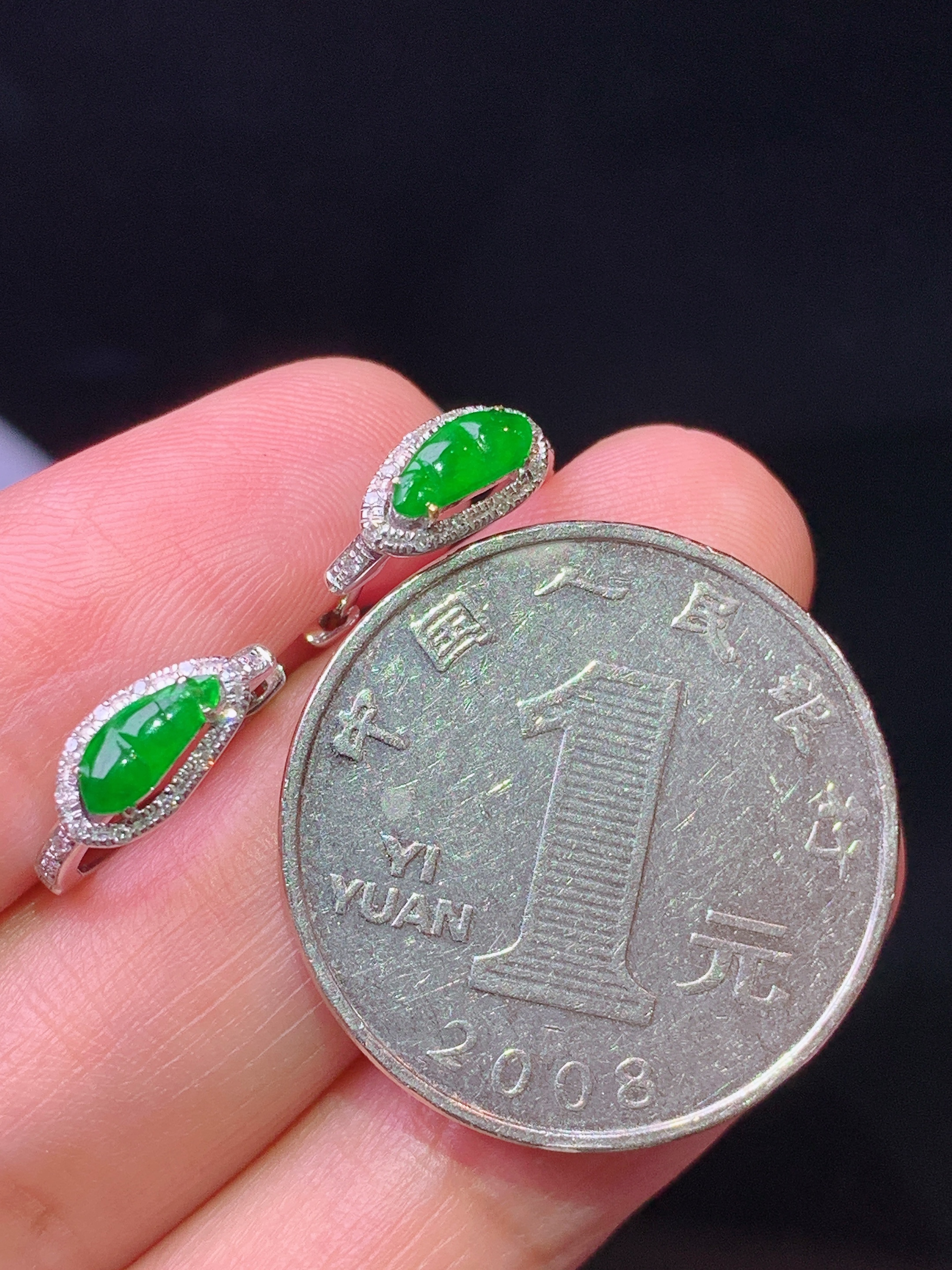 18k金钻镶嵌满绿四季豆耳钉 玉质细腻 色泽艳丽清新 水润亮眼 整体尺寸9*4.8*3c5